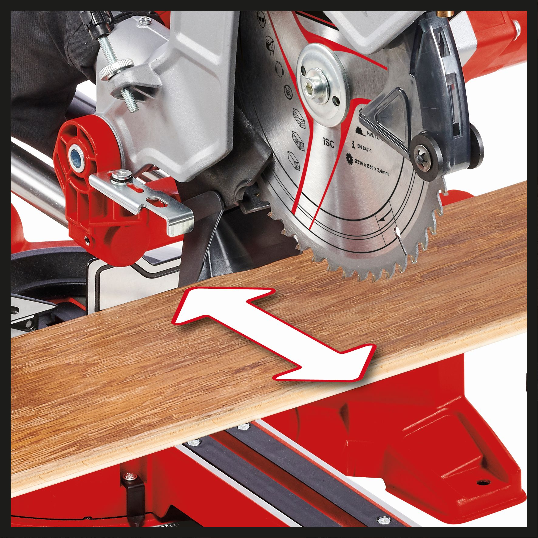 Nahaufnahme einer Gehrungssäge, die ein Stück Holz schneidet, mit einem Pfeil, der auf das Holz zeigt.