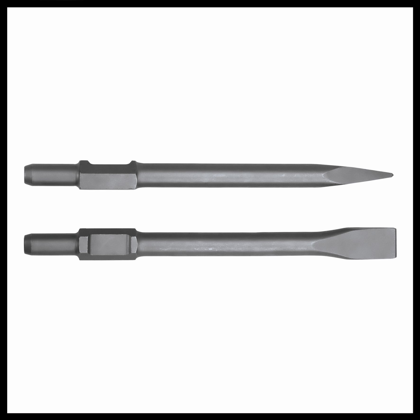 Dwa szare metalowe dłuta, jedno spiczaste, jedno płaskie, na białym tle.