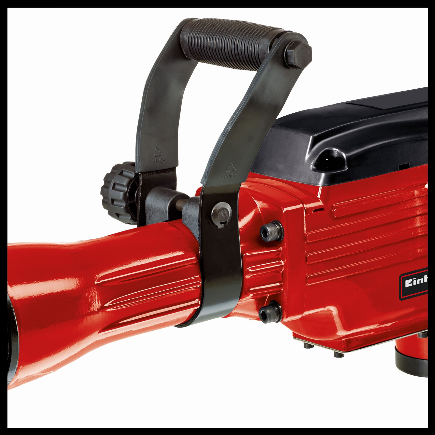 Zbliżenie na czerwony młot udarowy z czarnym uchwytem, na białym tle.