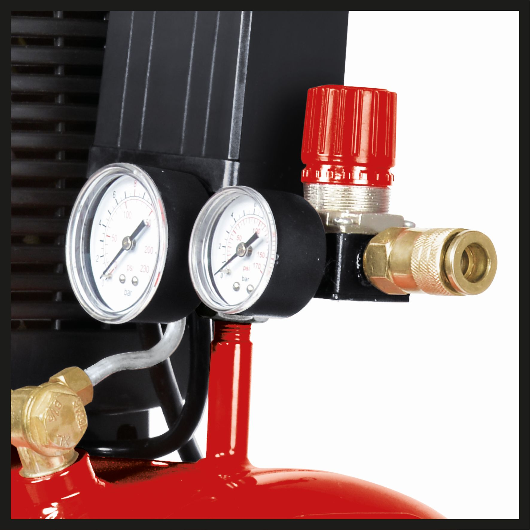 Nahaufnahme der Manometer und des roten Reglerknopfs eines Luftkompressors.