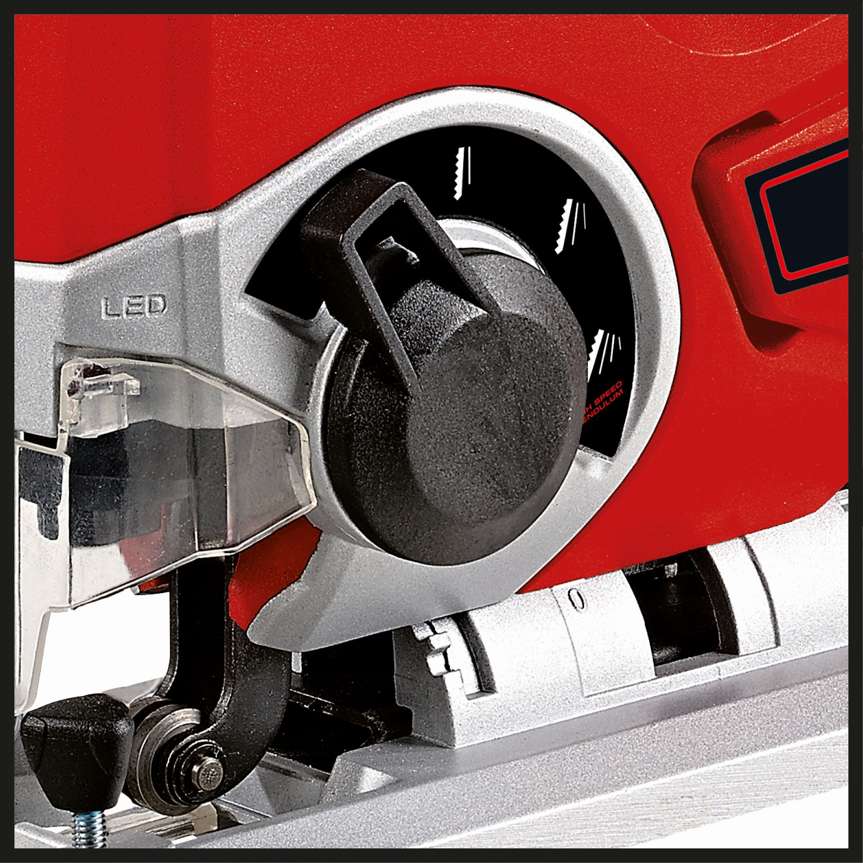 Czerwona wyrzynarka z czarnym uchwytem i elementami sterującymi, srebrne detale.