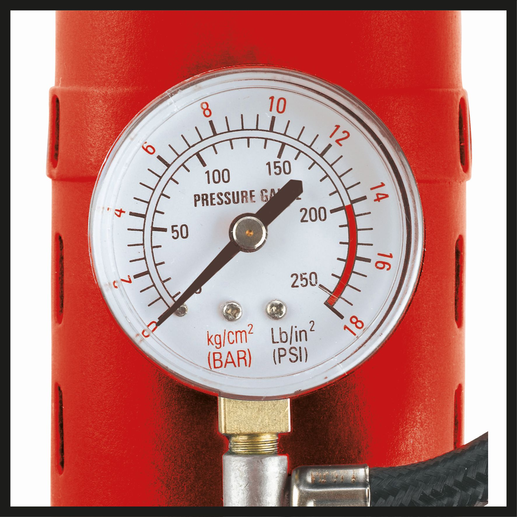 Manometer mit rotem Gehäuse. Zeigt einen Druck zwischen 0-250 an, Nadel zeigt auf 160.