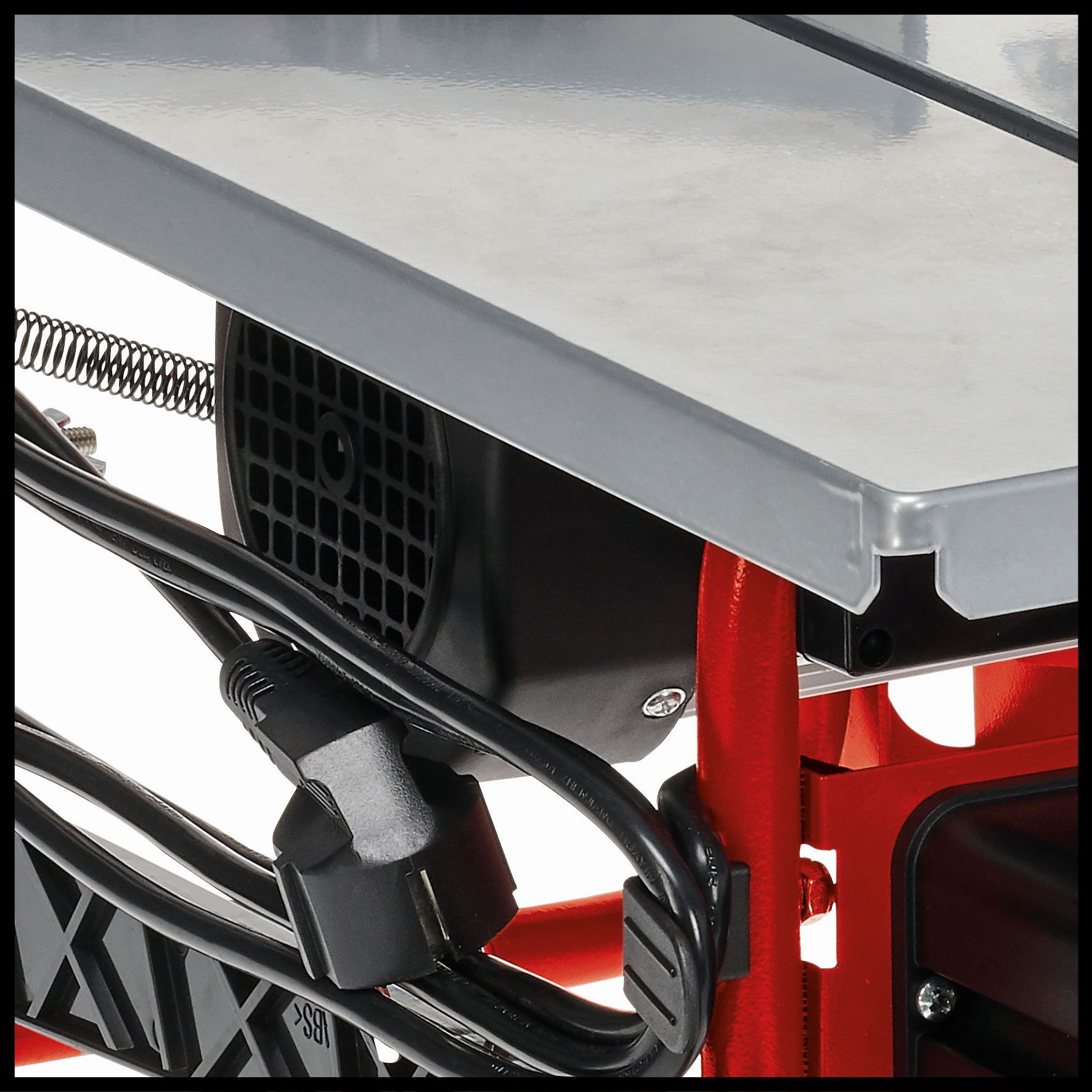 Detail einer Fliesensäge, die Motor, Netzkabel und roten Rahmen zeigt.