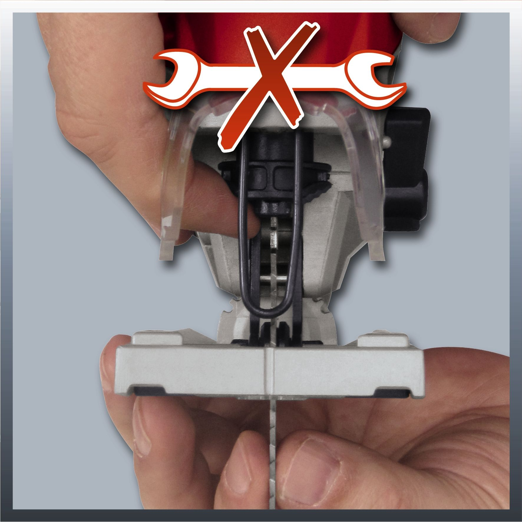 Ręce trzymające wyrzynarkę z symbolem skrzyżowanych kluczy.