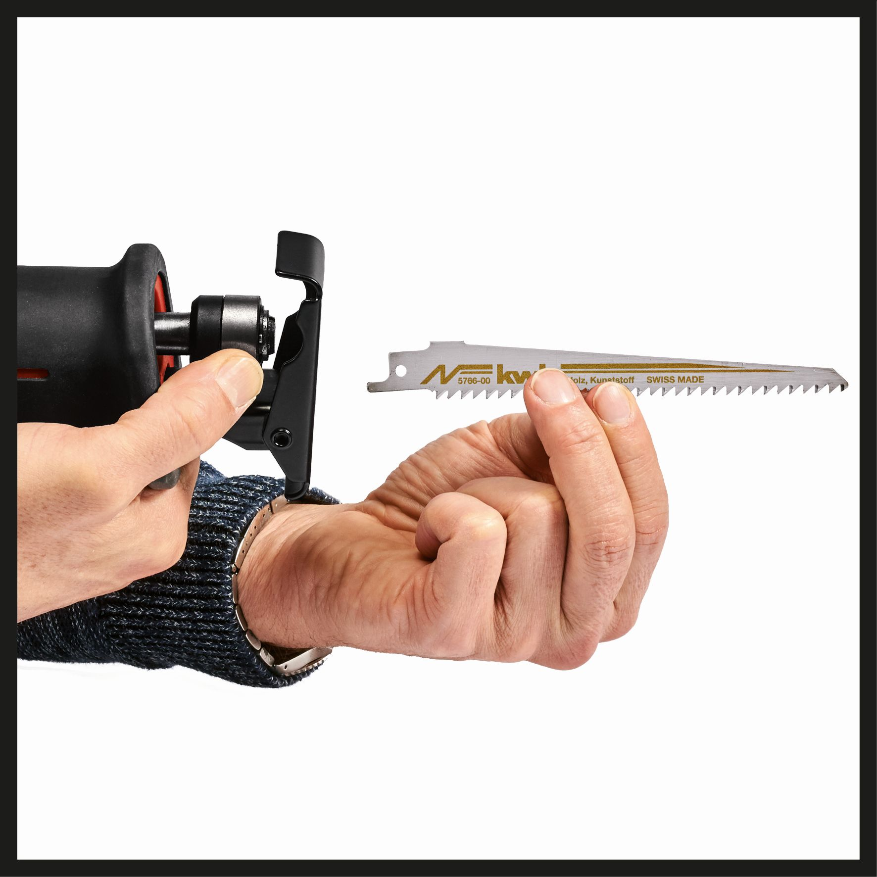 Dłonie trzymające brzeszczot, gotowe do zamocowania w pile szablowej.