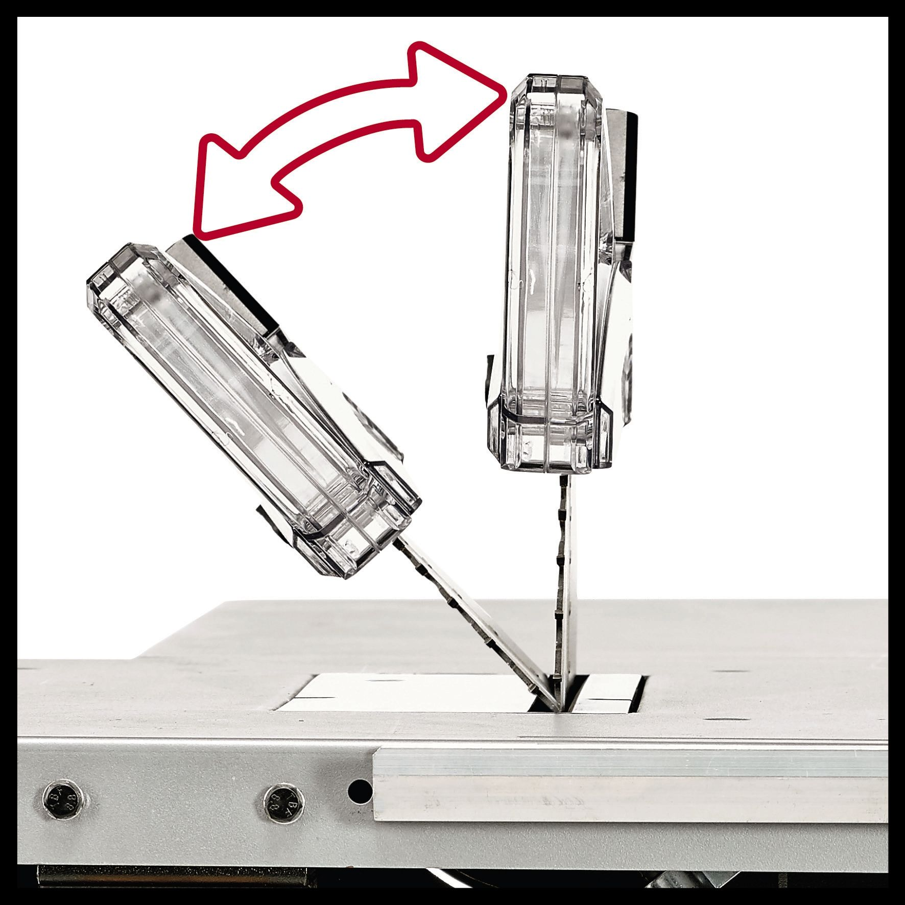Zwei transparente Kunststoffgehäuse mit Pfeil, der das Öffnen auf Metall zeigt.