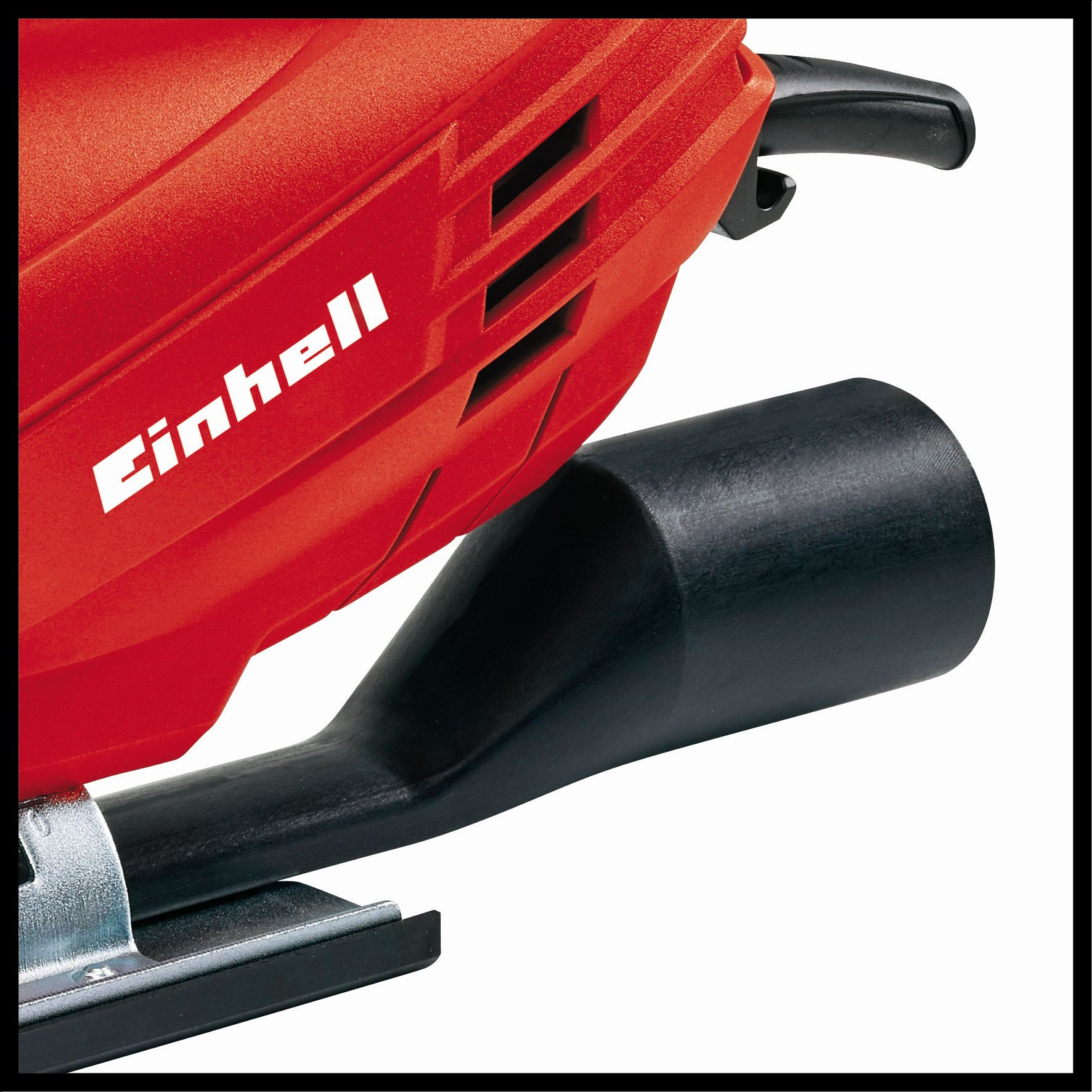 Czerwona wyrzynarka z czarną rurą wydechową, białe tło.