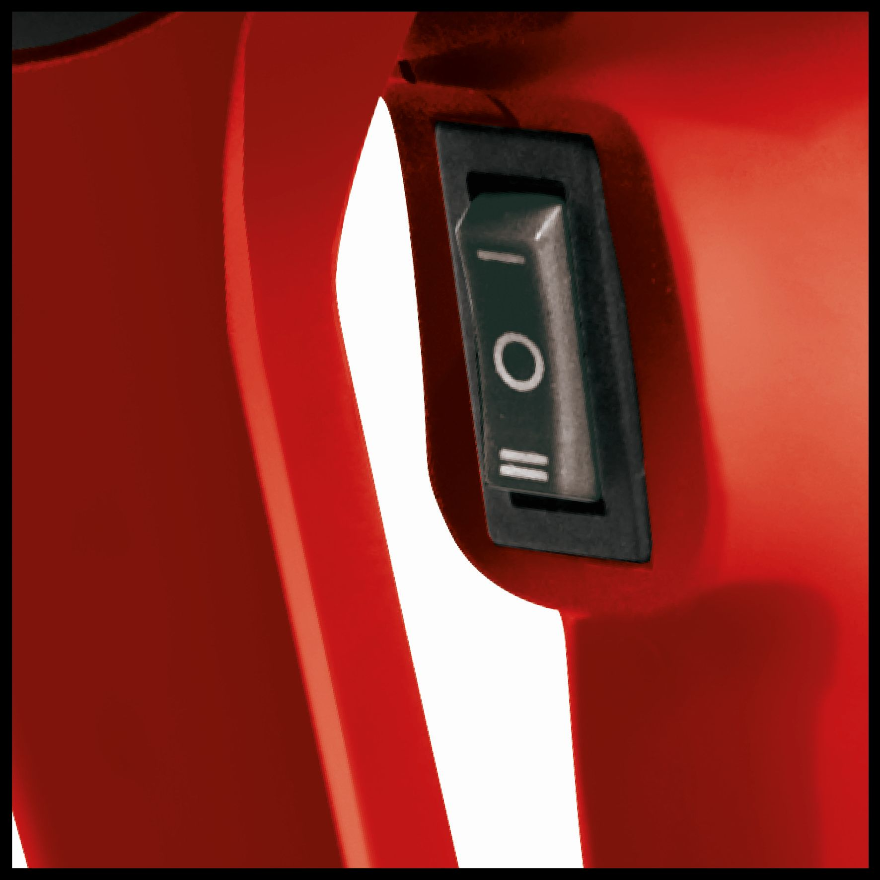 Primo piano dell'interruttore rosso di un utensile elettrico in posizione ON.