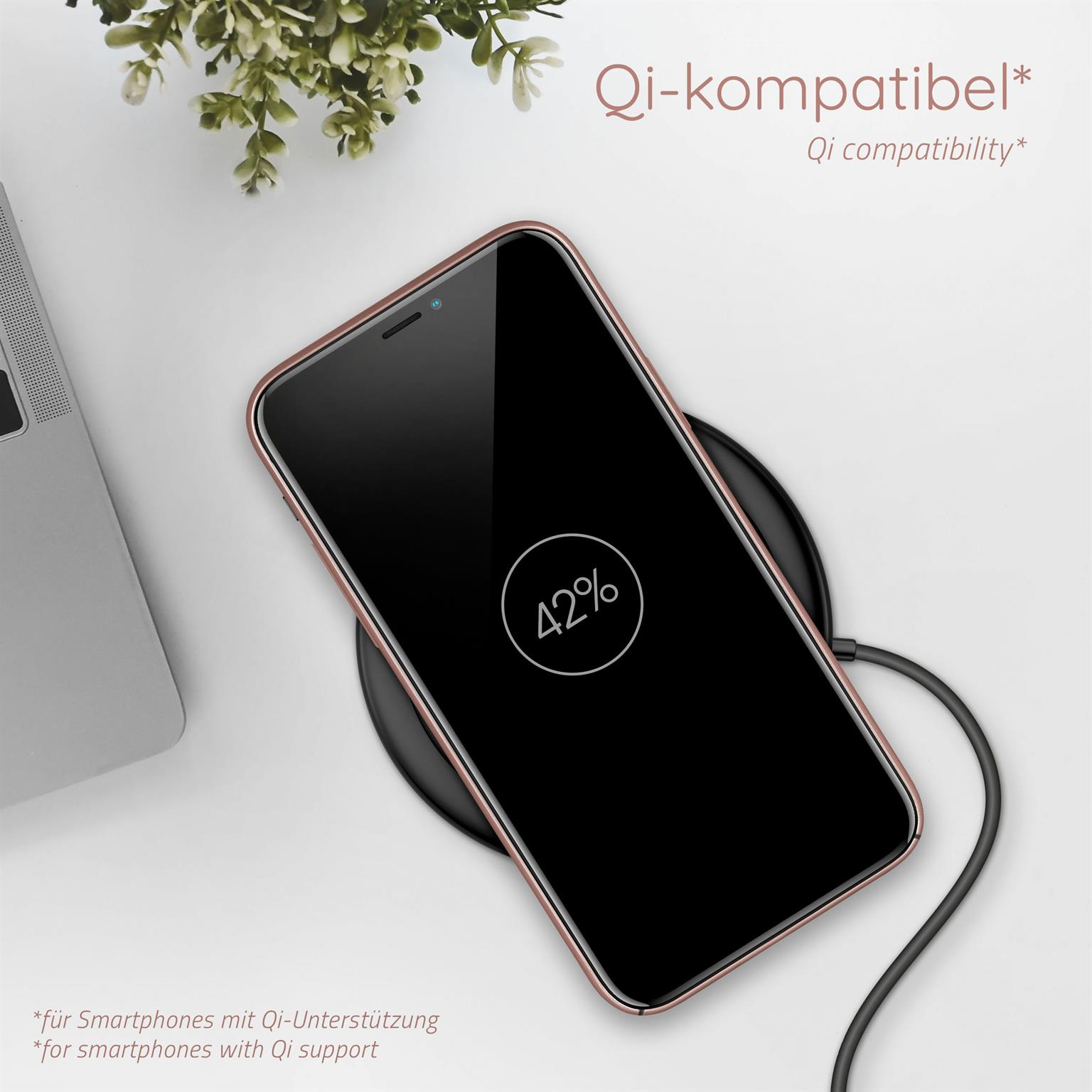 Telefon auf kabellosem Ladegerät mit Handyhülle. Das Telefon lädt und zeigt 42% an.