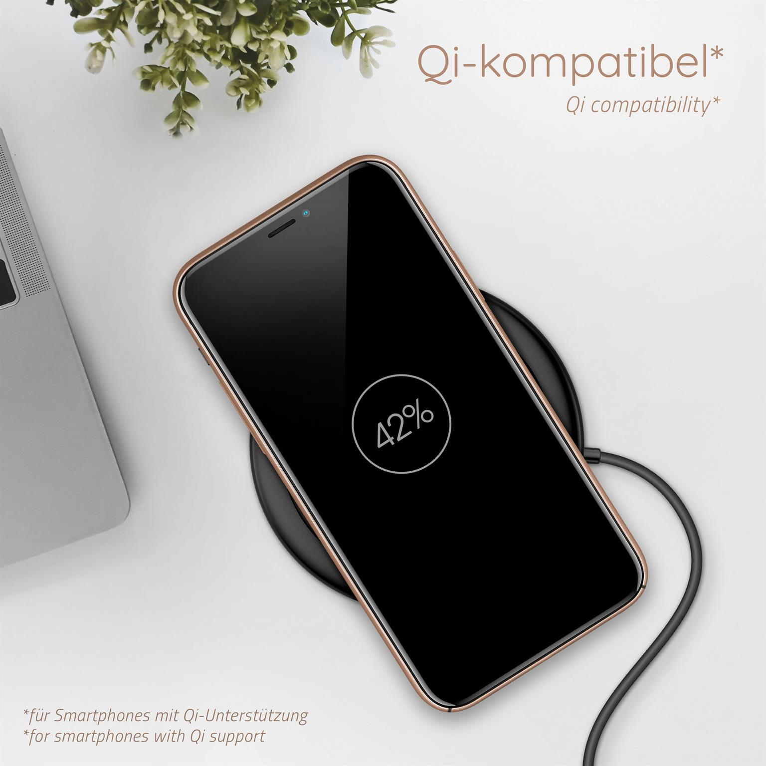 Ein goldenes Telefon wird kabellos auf einem schwarzen Ladepad geladen, zeigt 42 % Ladung und Nokia-Logo.