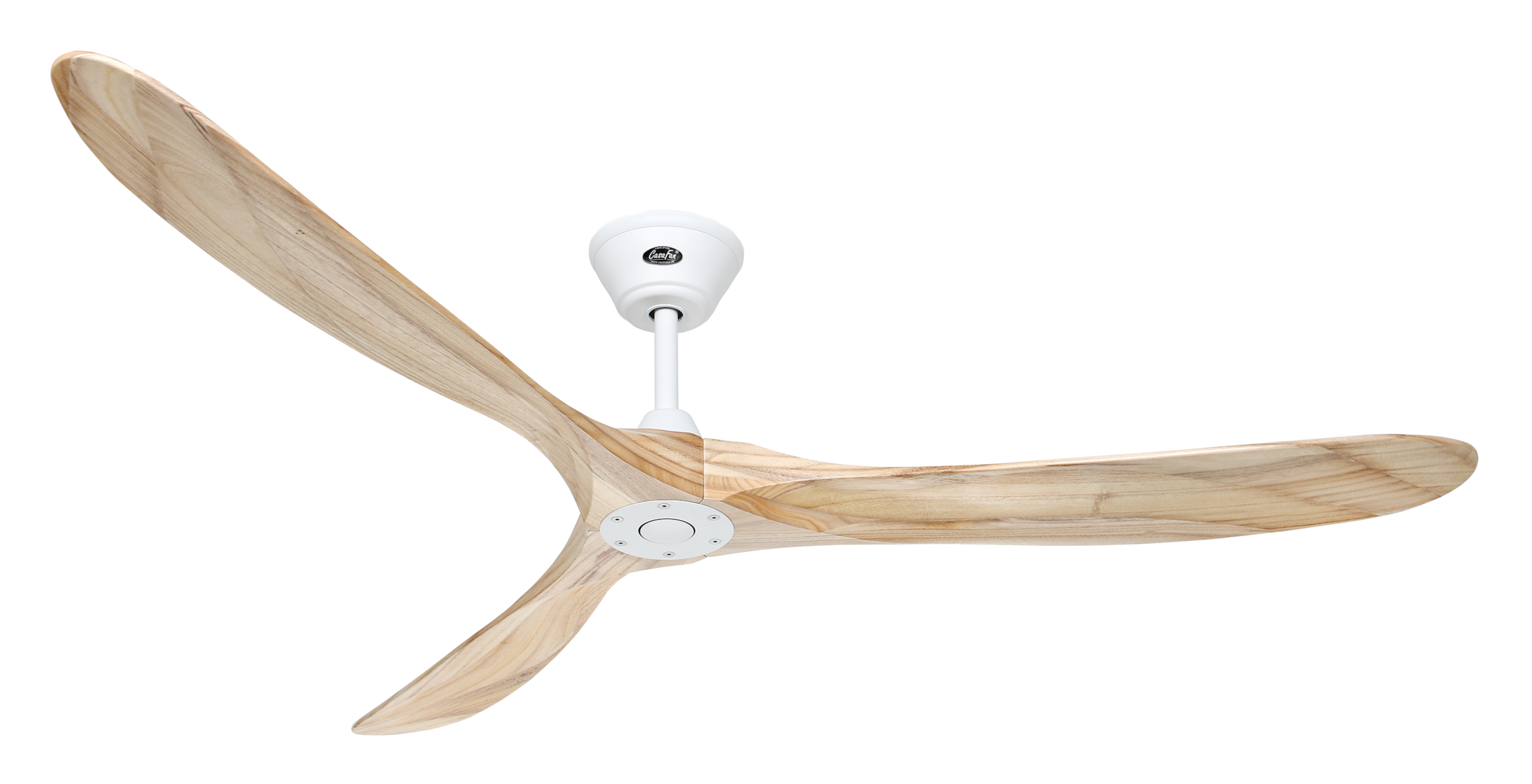 Un ventilatore a soffitto a tre pale con pale in legno chiaro e alloggiamento motore bianco, su sfondo bianco.