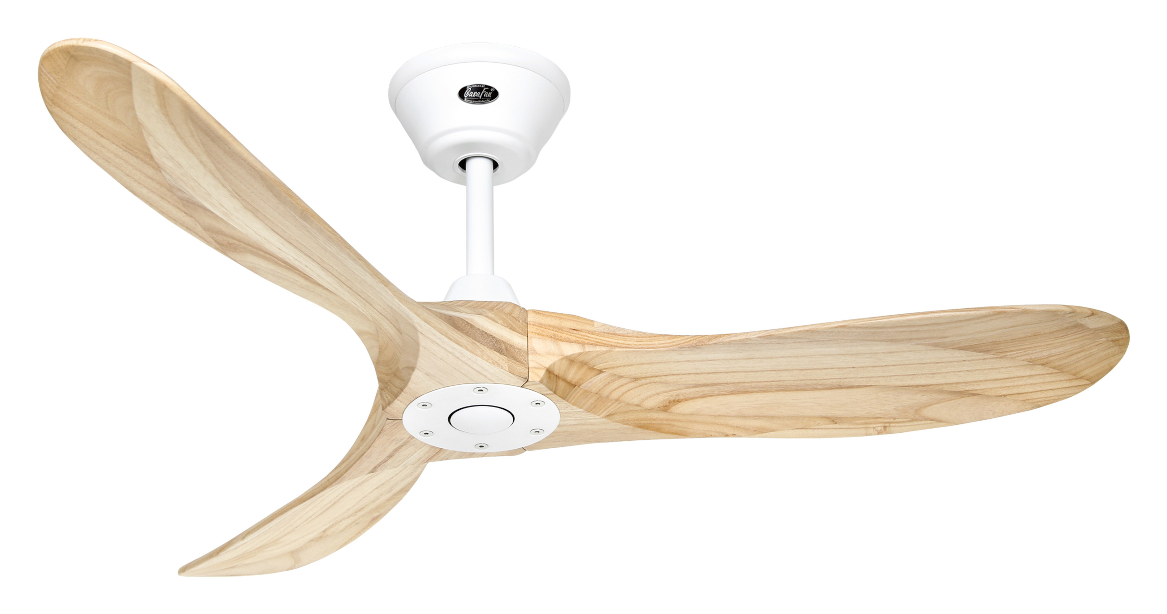 Un ventilatore da soffitto bianco con tre pale in legno, su sfondo bianco.