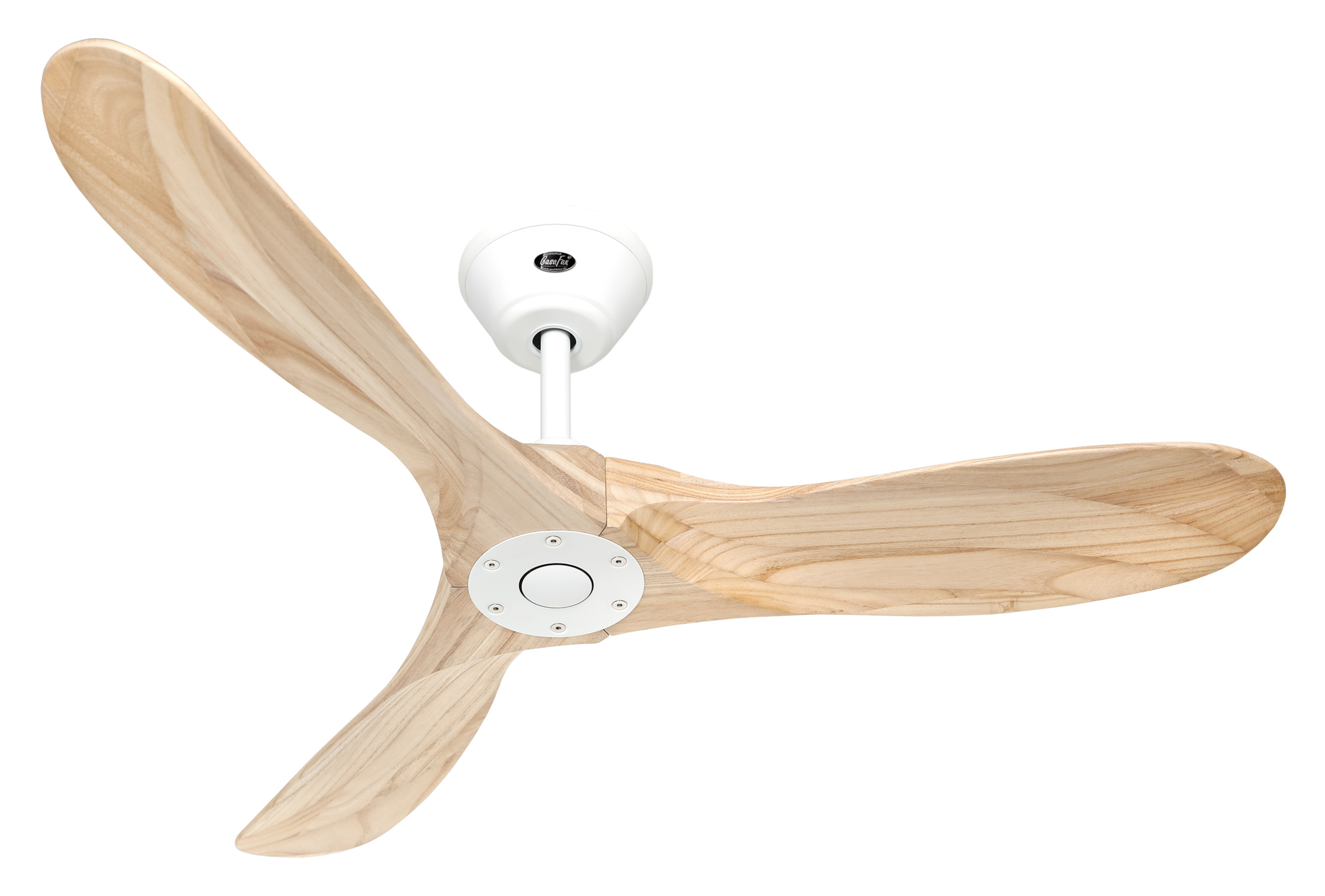Un ventilatore da soffitto bianco con tre pale in legno, su sfondo bianco.