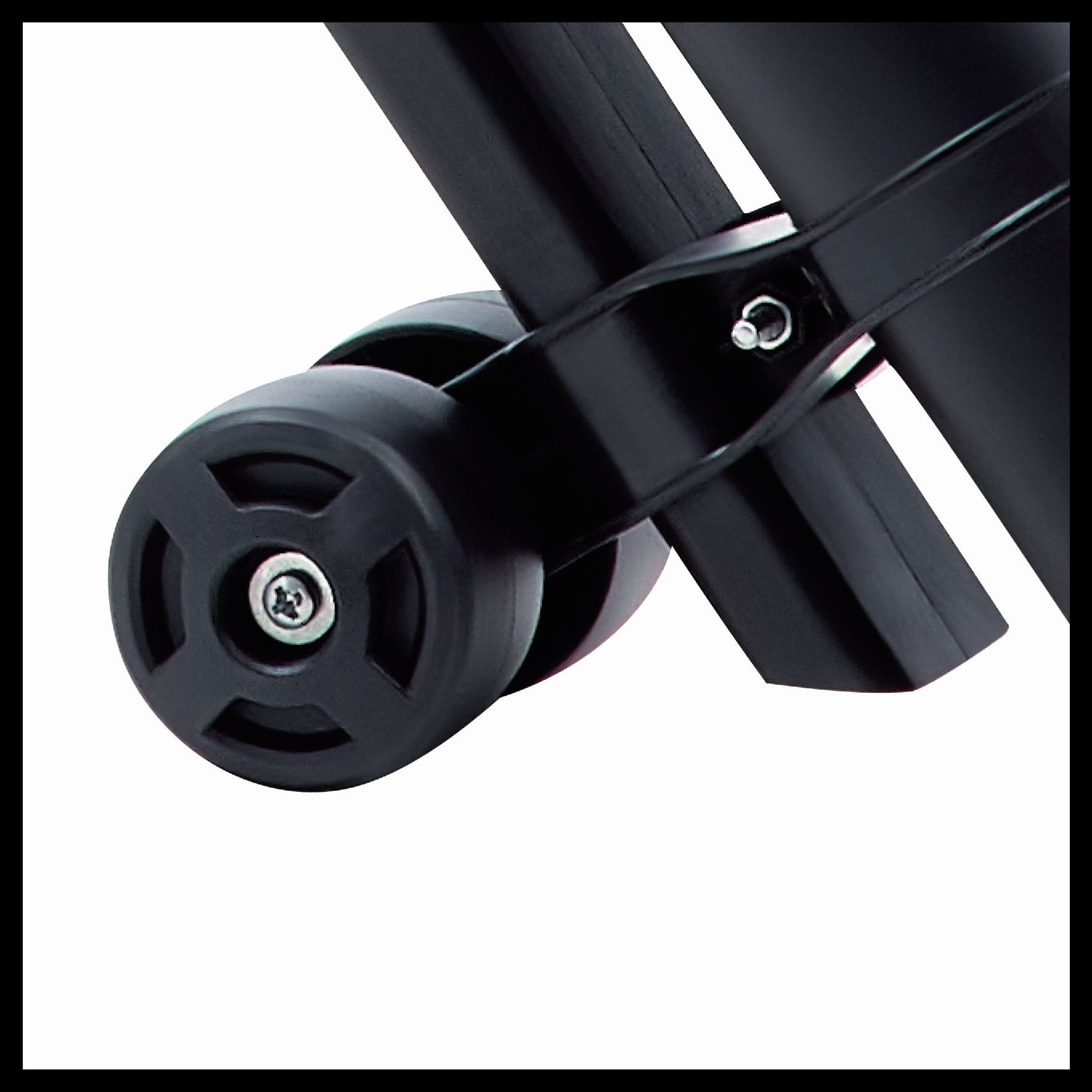 Zbliżenie czarnego koła z ciemną metalową konstrukcją. Wyizolowane na białym tle.