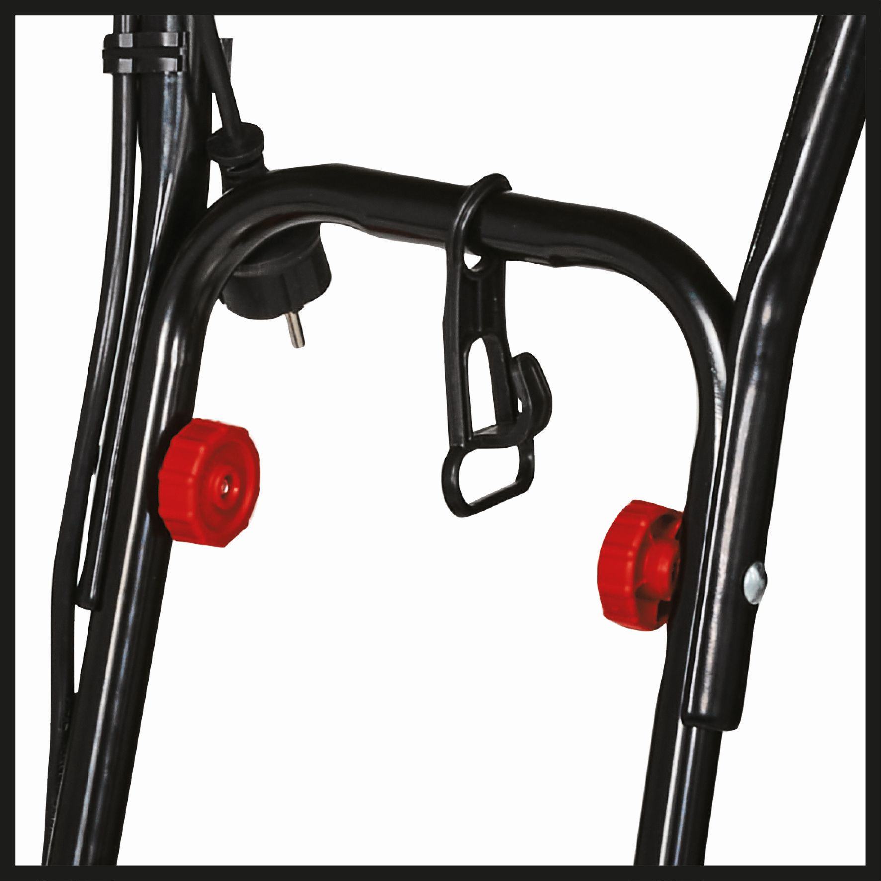 Zbliżenie czarnej metalowej ramy z dwoma czerwonymi pokrętłami. Rama jest częścią maszyny.