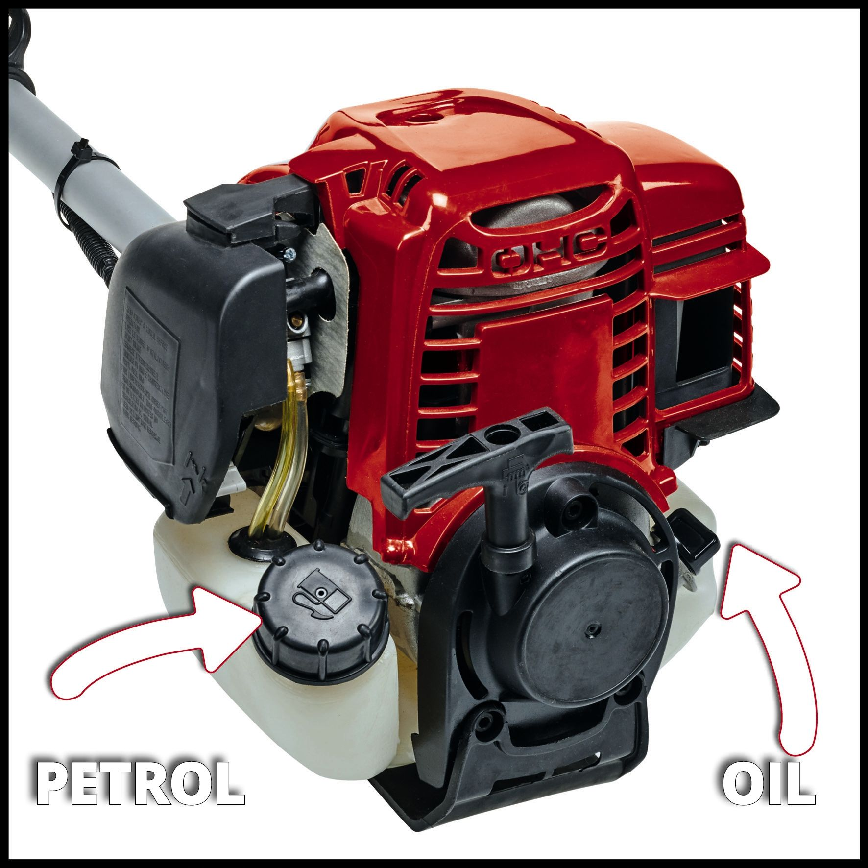 Una macchina rossa e nera. Le frecce puntano alle etichette di benzina e olio. Sfondo bianco.