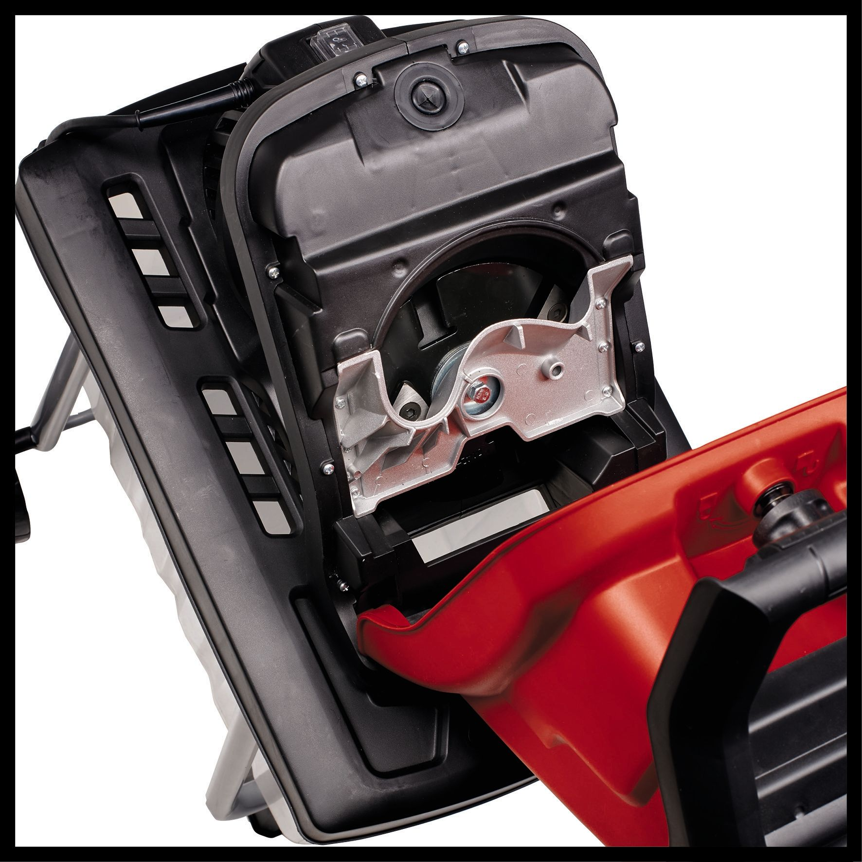 Nahaufnahme von Teilen eines Elektrowerkzeugs in Schwarz und Rot. Es ist ein Schleifer.
