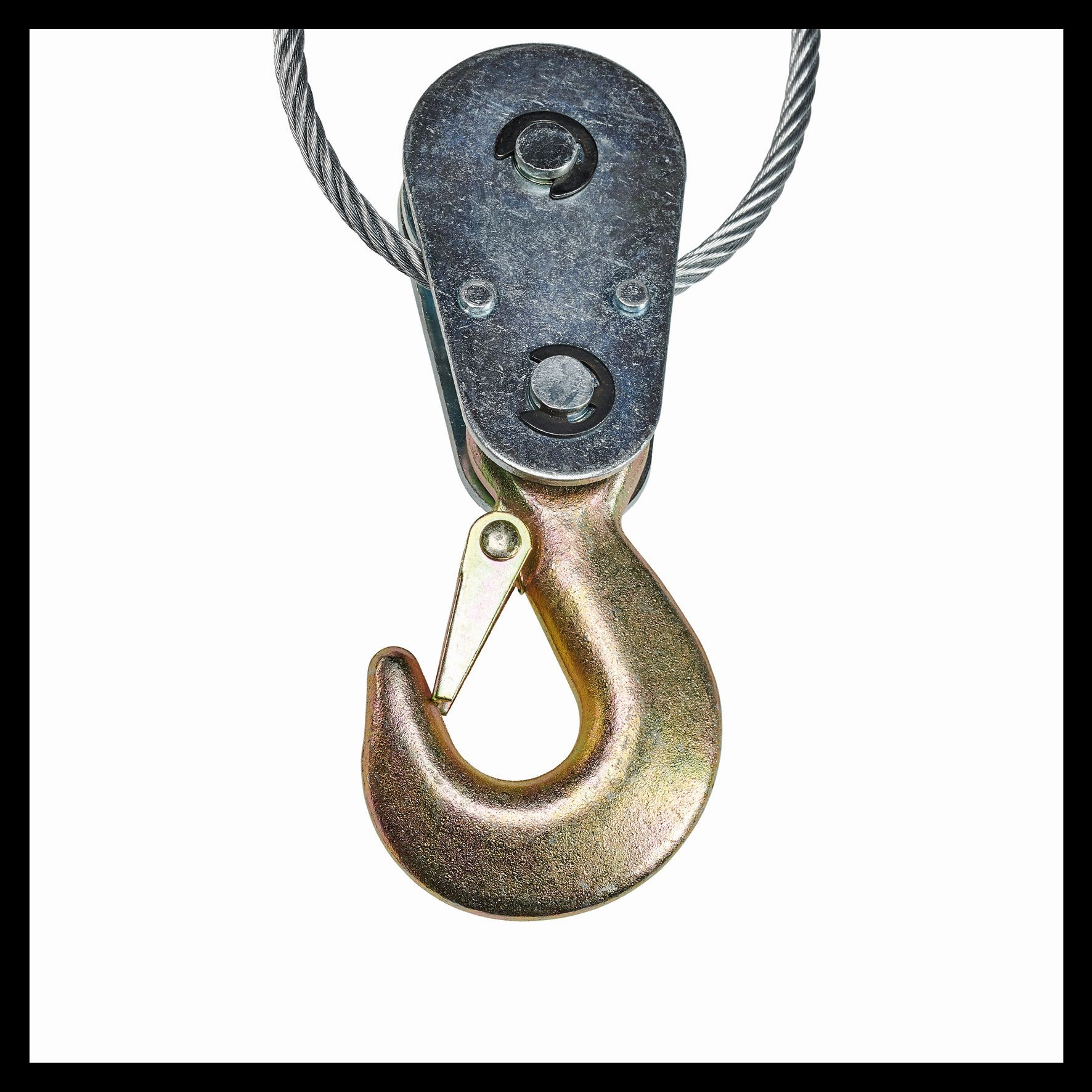 Nahaufnahme eines Metallhakens und Flaschenzugsystems. Silbermetall, goldener Haken und Kabel. Isoliert auf Weiß.