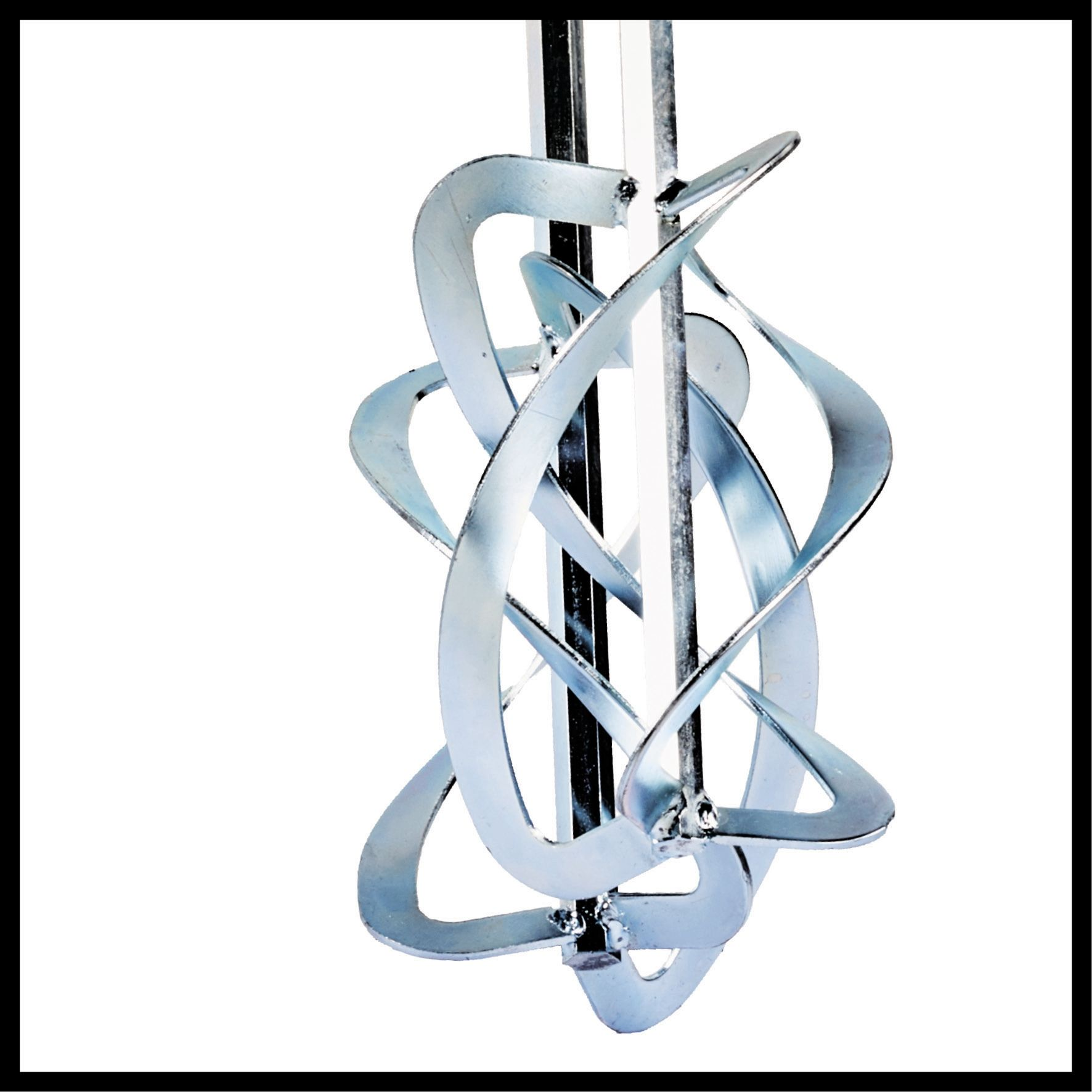 Nahaufnahme eines Metallmixers auf weißem Hintergrund. Der Mixer hat eine Spiralform.