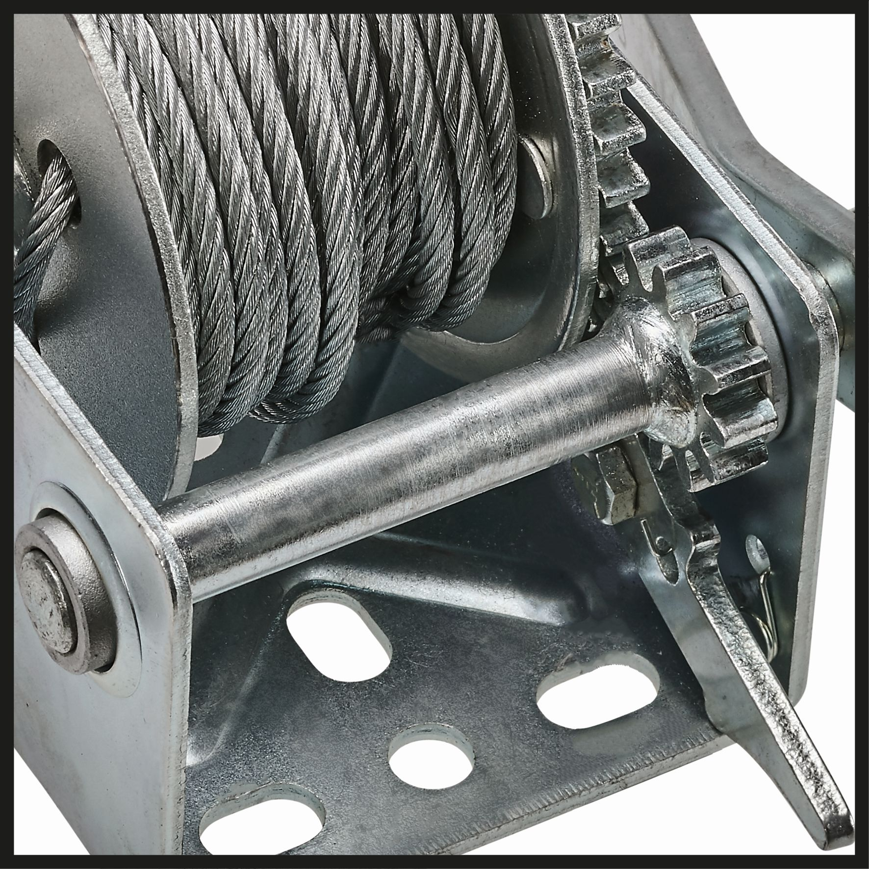 Nahaufnahme des Metallwindenmechanismus mit Kabel und Zahnrädern.