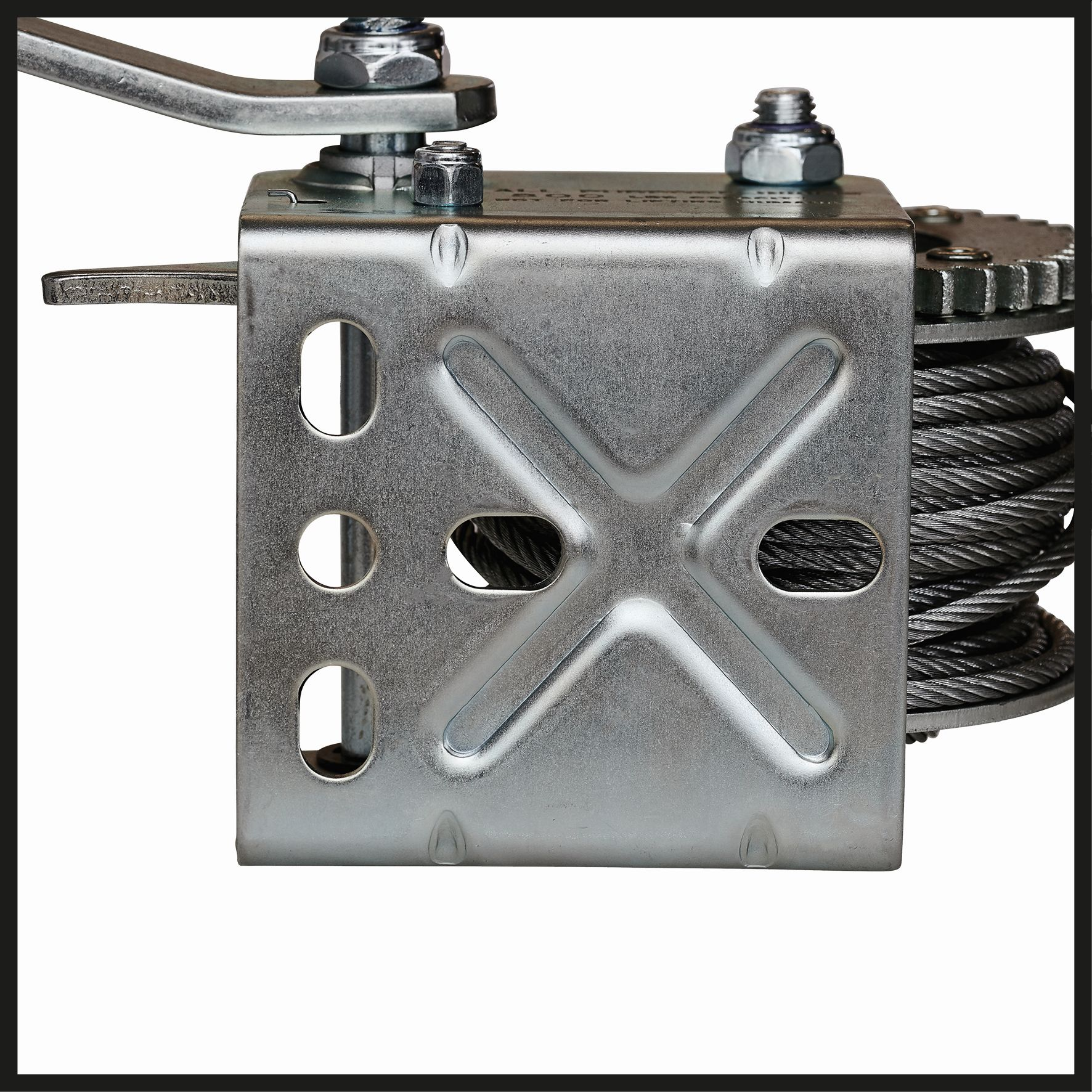 Eine Metallwinde mit einem Stahlseil. Die Winde ist silberfarben und das Kabel grau. Der Hintergrund ist weiß.