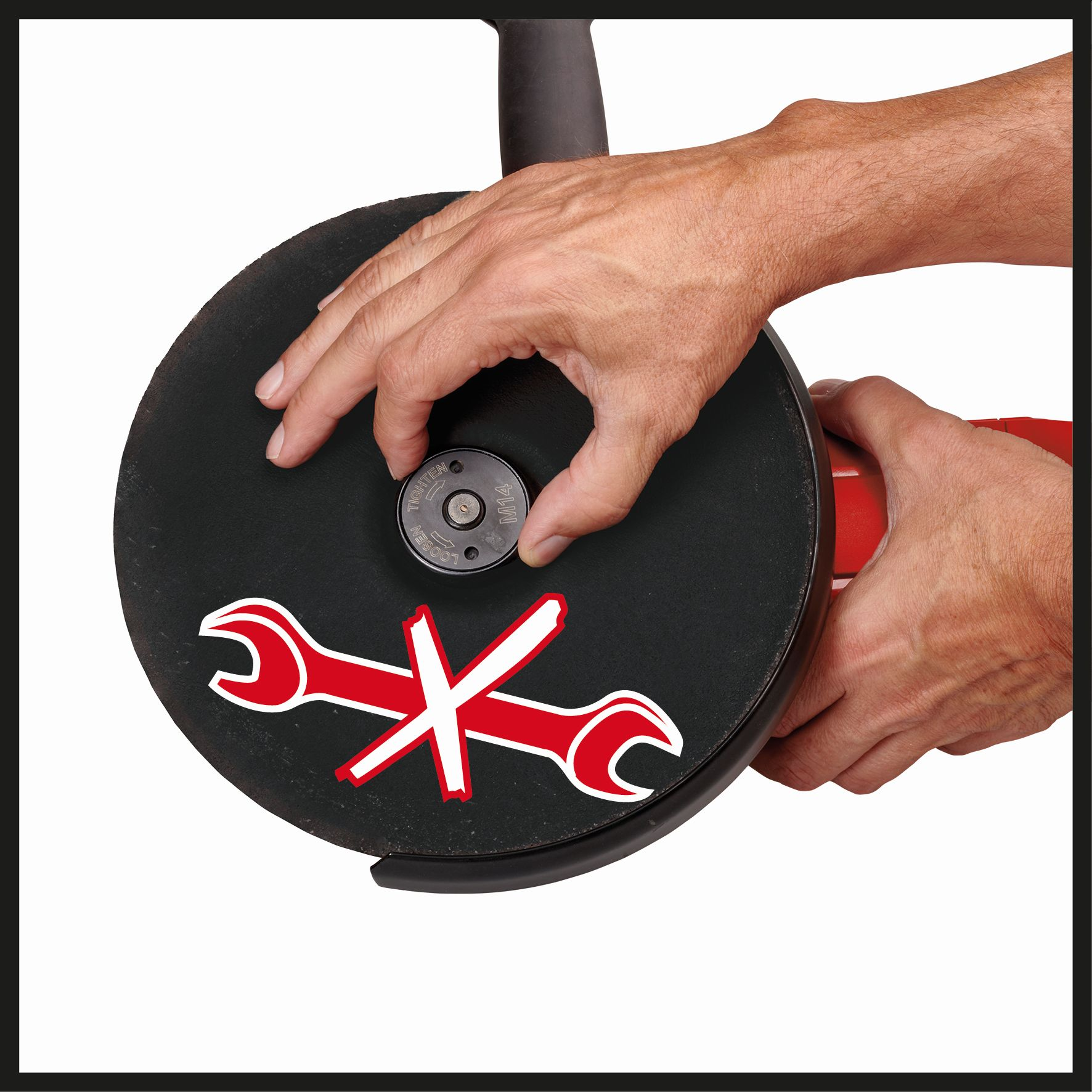 Dłonie trzymające czarną tarczę szlifierską z symbolem ostrzegawczym, zbliżenie.