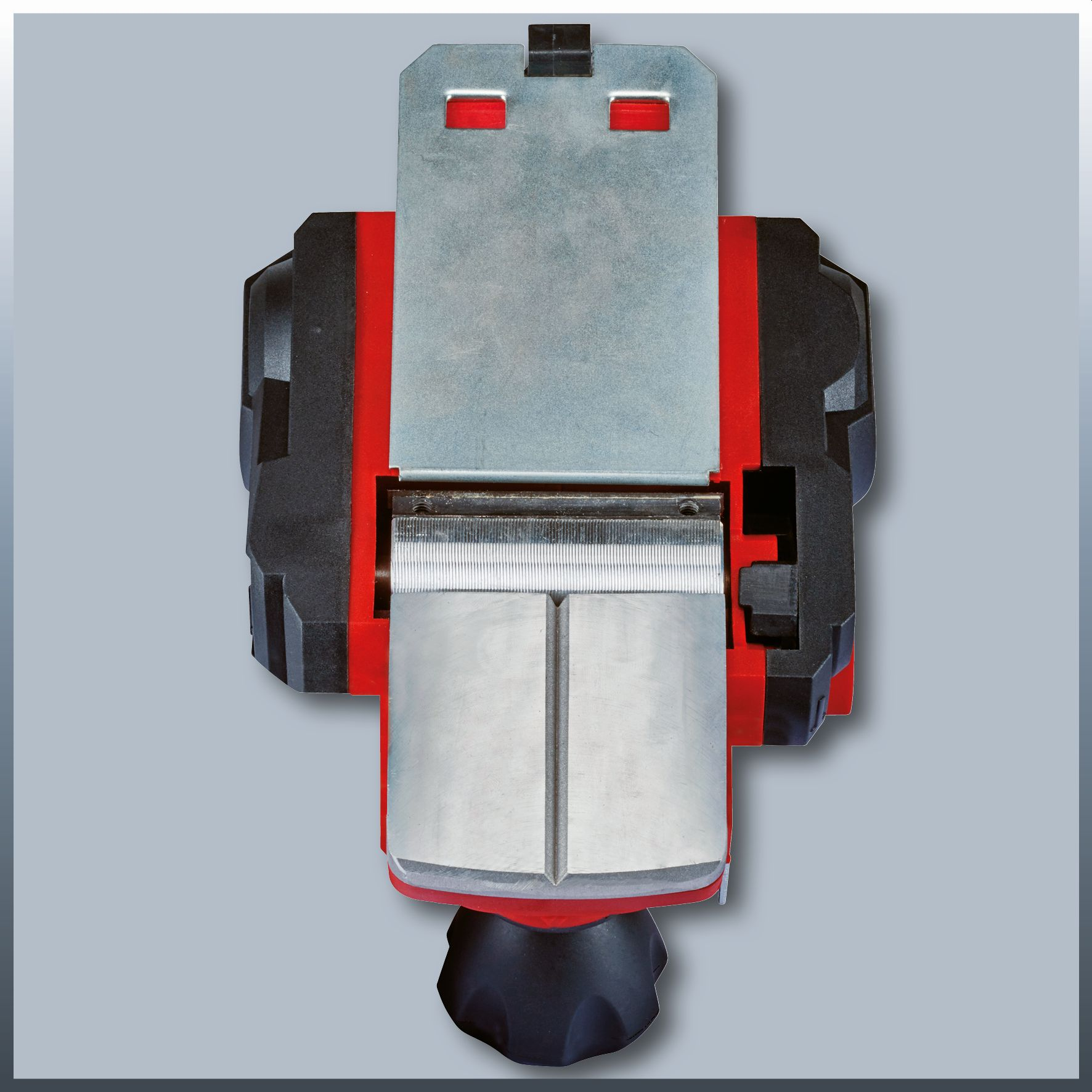 Widok z góry na czerwoną i czarną strugarkę elektryczną, pokazujący jej ostrze i metalową powierzchnię.