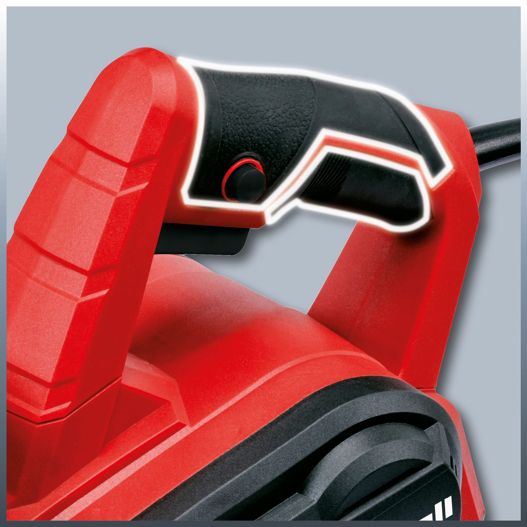 Czerwona elektryczna dmuchawa z czarnym uchwytem podkreślonym białymi liniami. Widoczny jest czarny przycisk.