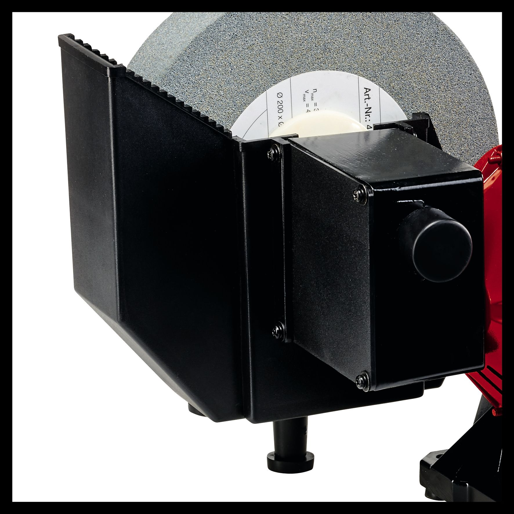 Zbliżenie na tarczę szlifierską z czarną osłoną ochronną na białym tle.