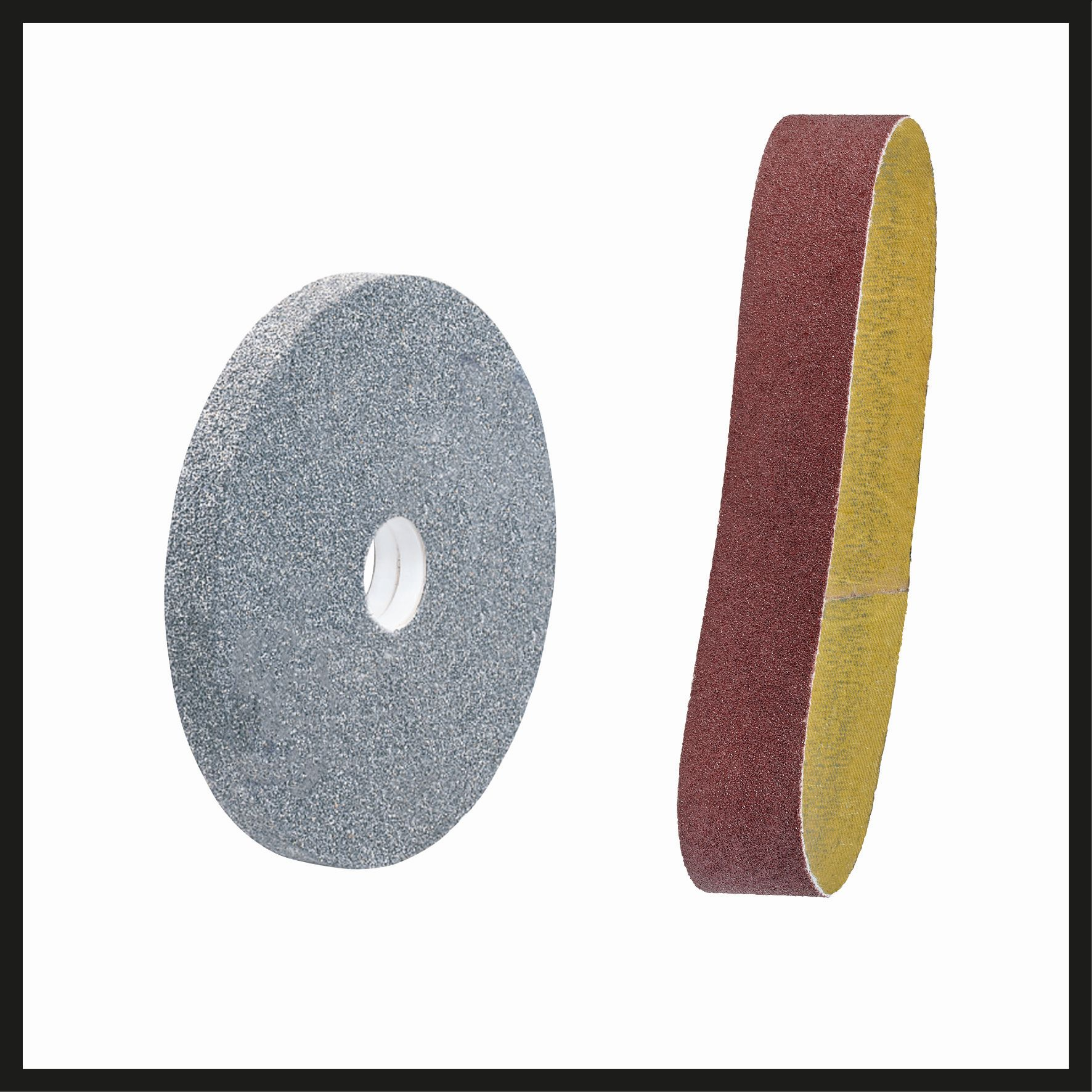 Okrągła szara tarcza szlifierska oraz bordowy i żółty pas szlifierski na białym tle.