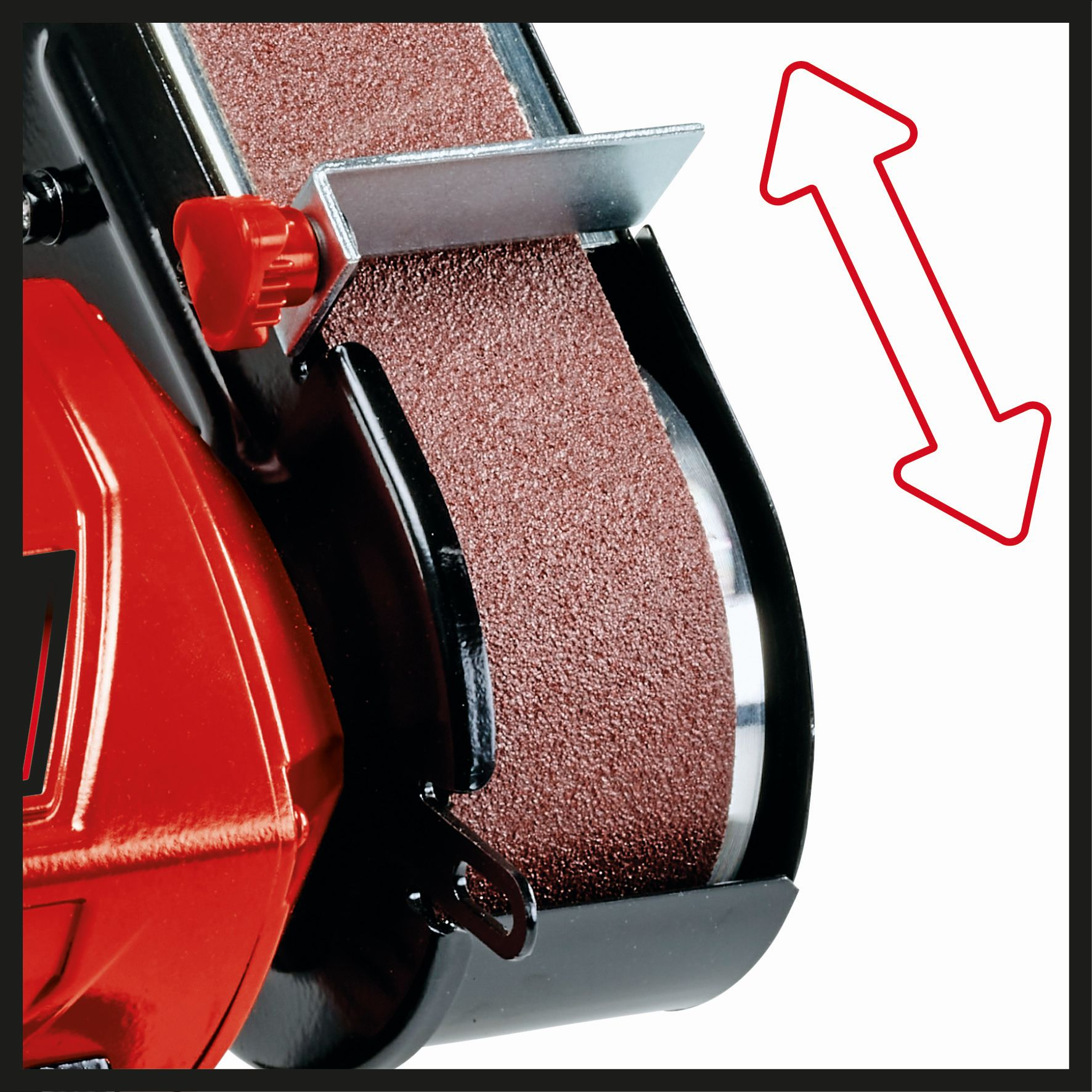 Zbliżenie czerwono-czarnego narzędzia z taśmą szlifierską i strzałką kierunkową.