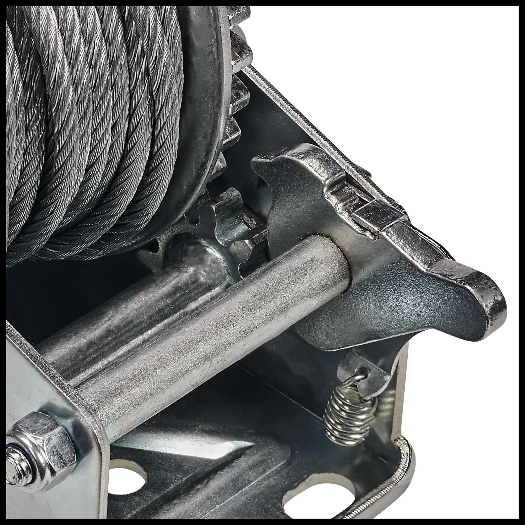 Nahaufnahme einer Metallwinde mit Kabel und Zahnrädern. Silber und Schwarz.