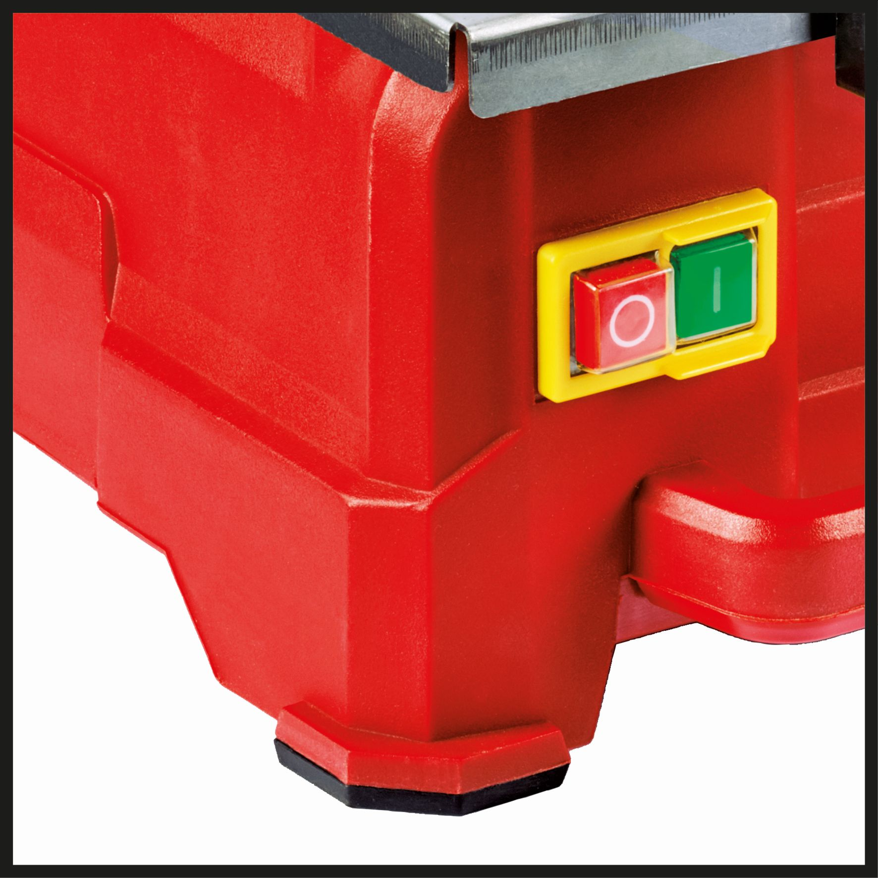 Primo piano del pannello di controllo di una macchina rossa. Ha una cornice gialla attorno ai pulsanti rosso e verde.
