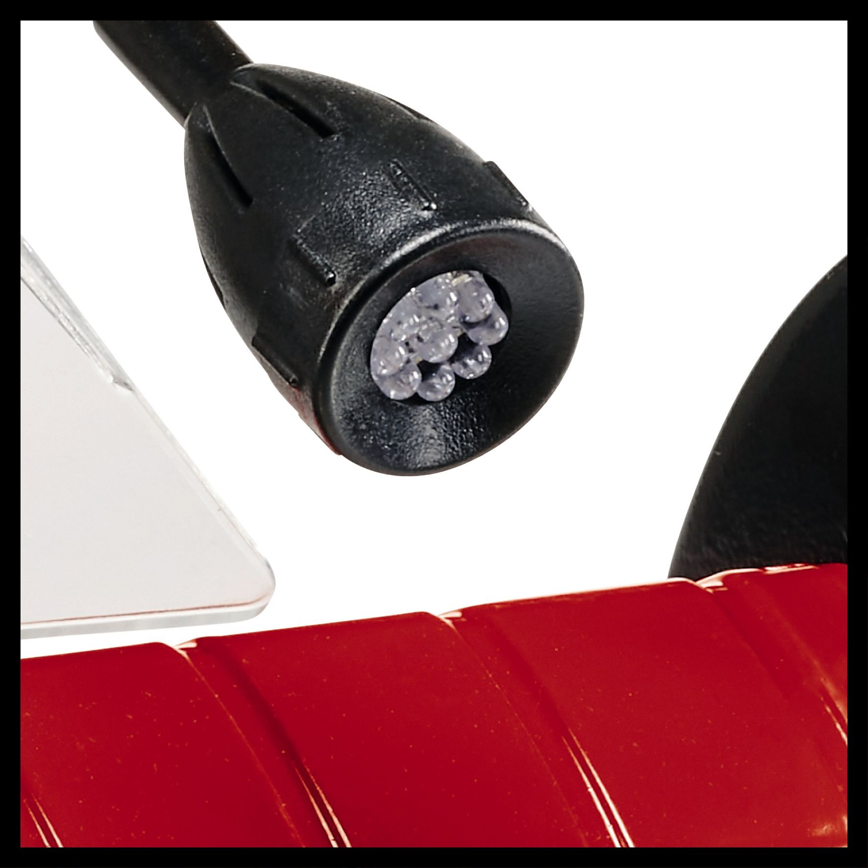 Zbliżenie czarnej dyszy ze światłami i czerwoną powierzchnią.