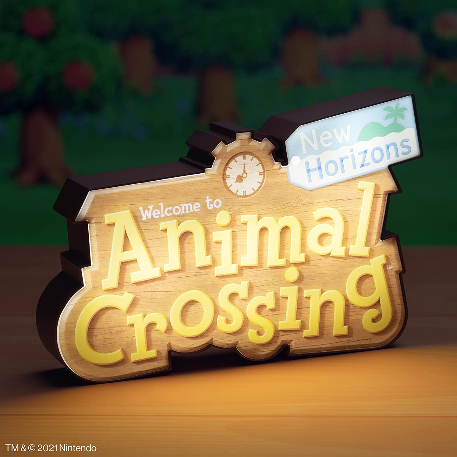 Cartello di Animal Crossing. Texture in legno con lettere gialle. Sfondo blu e verde.