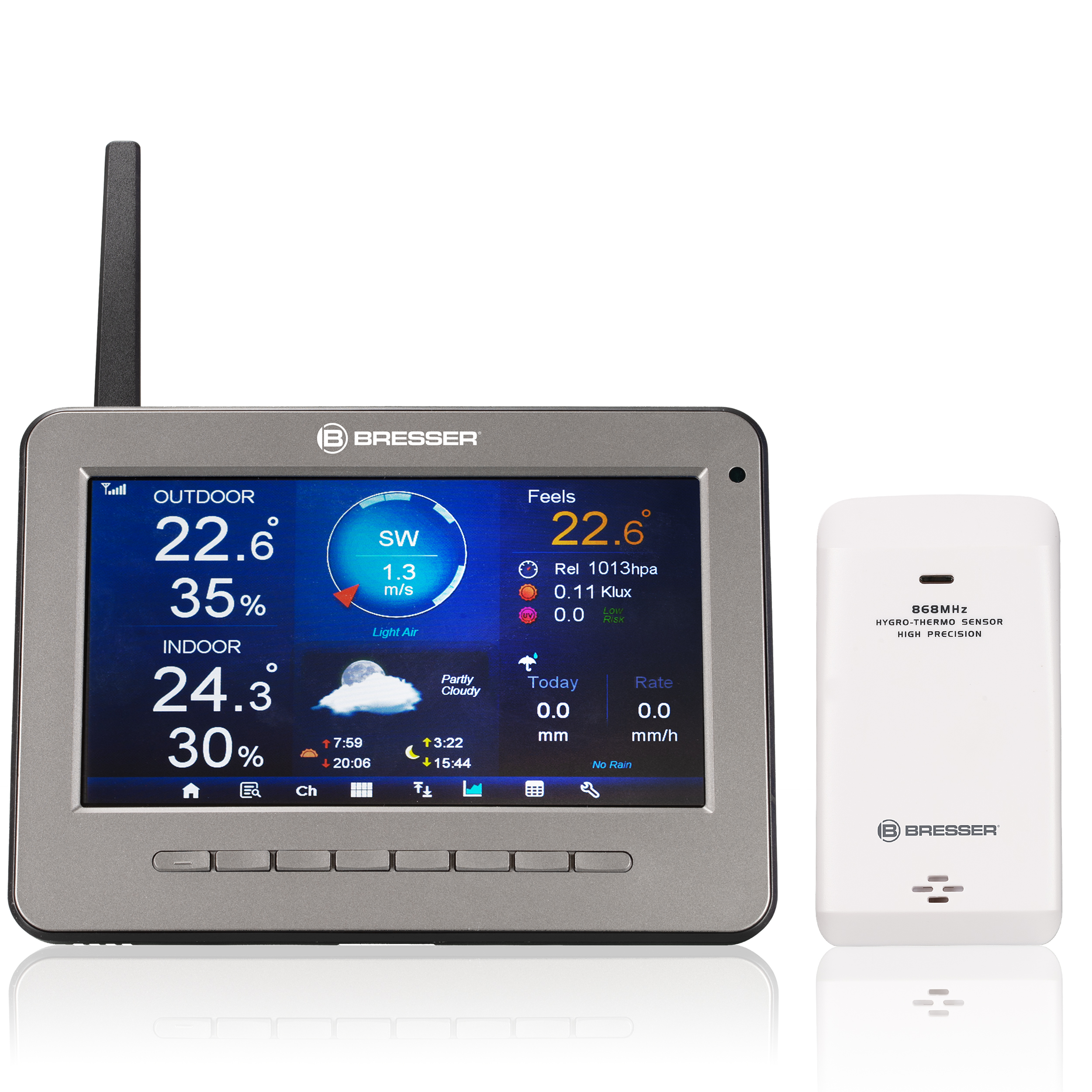 Wetterstation zeigt Temperatur, Luftfeuchtigkeit und Wettervorhersage mit separatem Sensor.