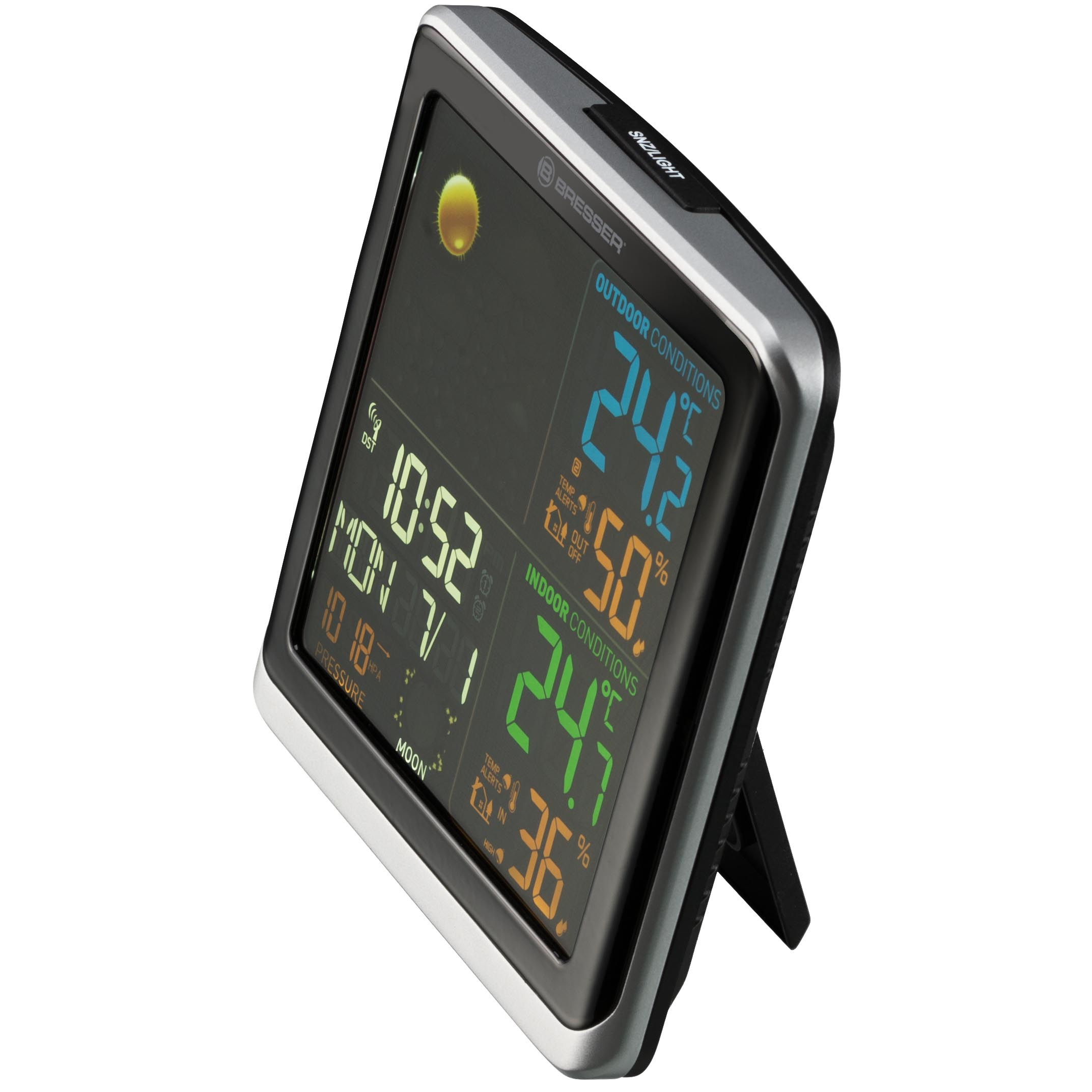 Eine digitale Wetterstation zeigt Zeit, Datum und Außen-/Innenbedingungen an. Es ist auf weißem Hintergrund.