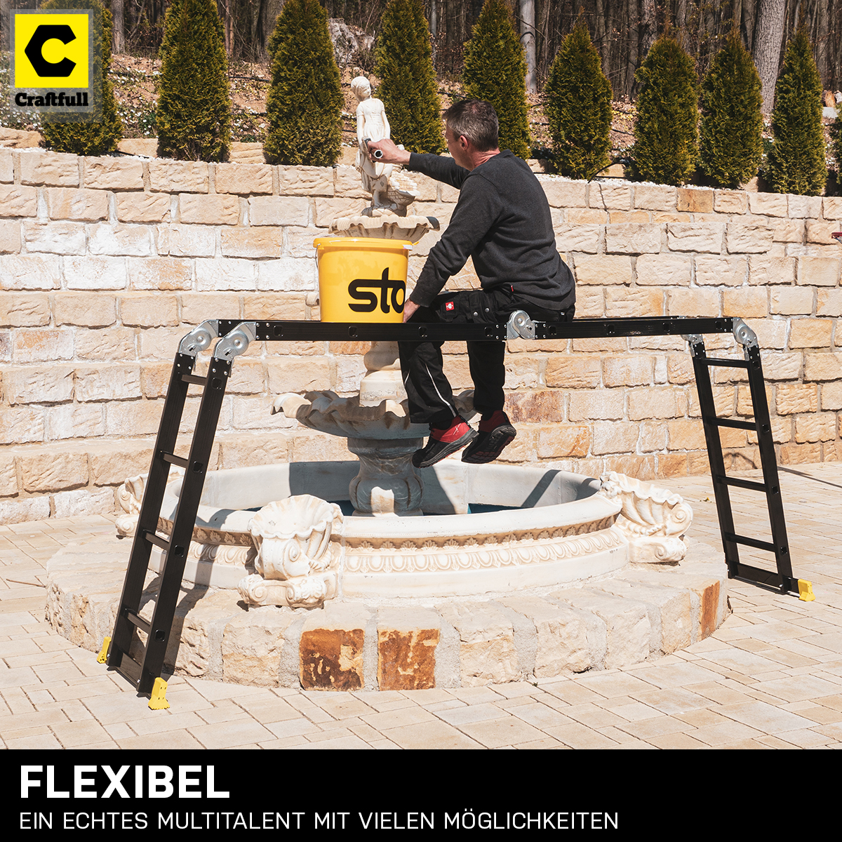 Mann auf einer Leiter in der Nähe eines Brunnens, gelber Eimer daneben. Schild sagt 'FLEXIBEL'.