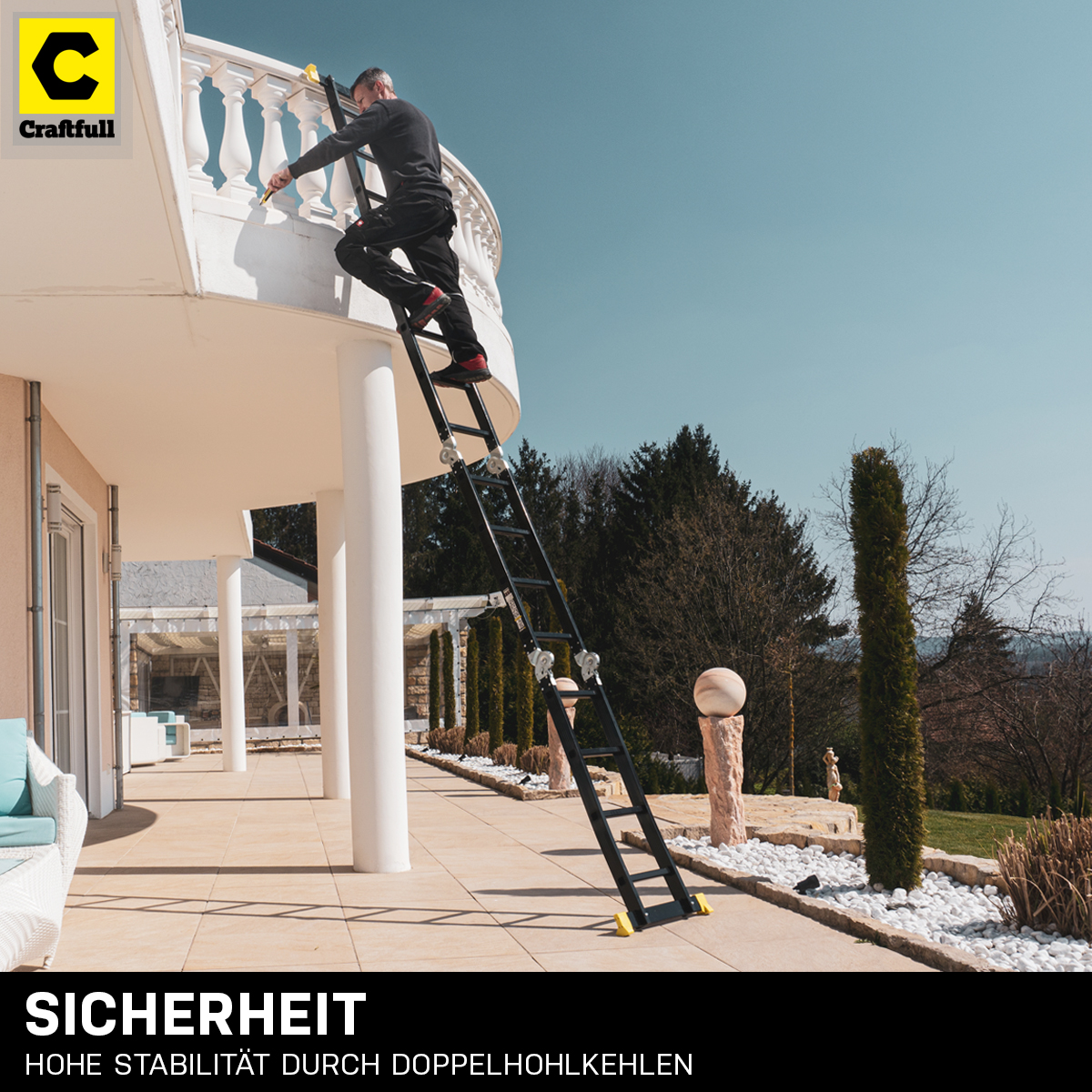 Ein Mann auf einer Leiter, der einen weißen Balkon streicht. Die Leiter ist schwarz, der Himmel blau.