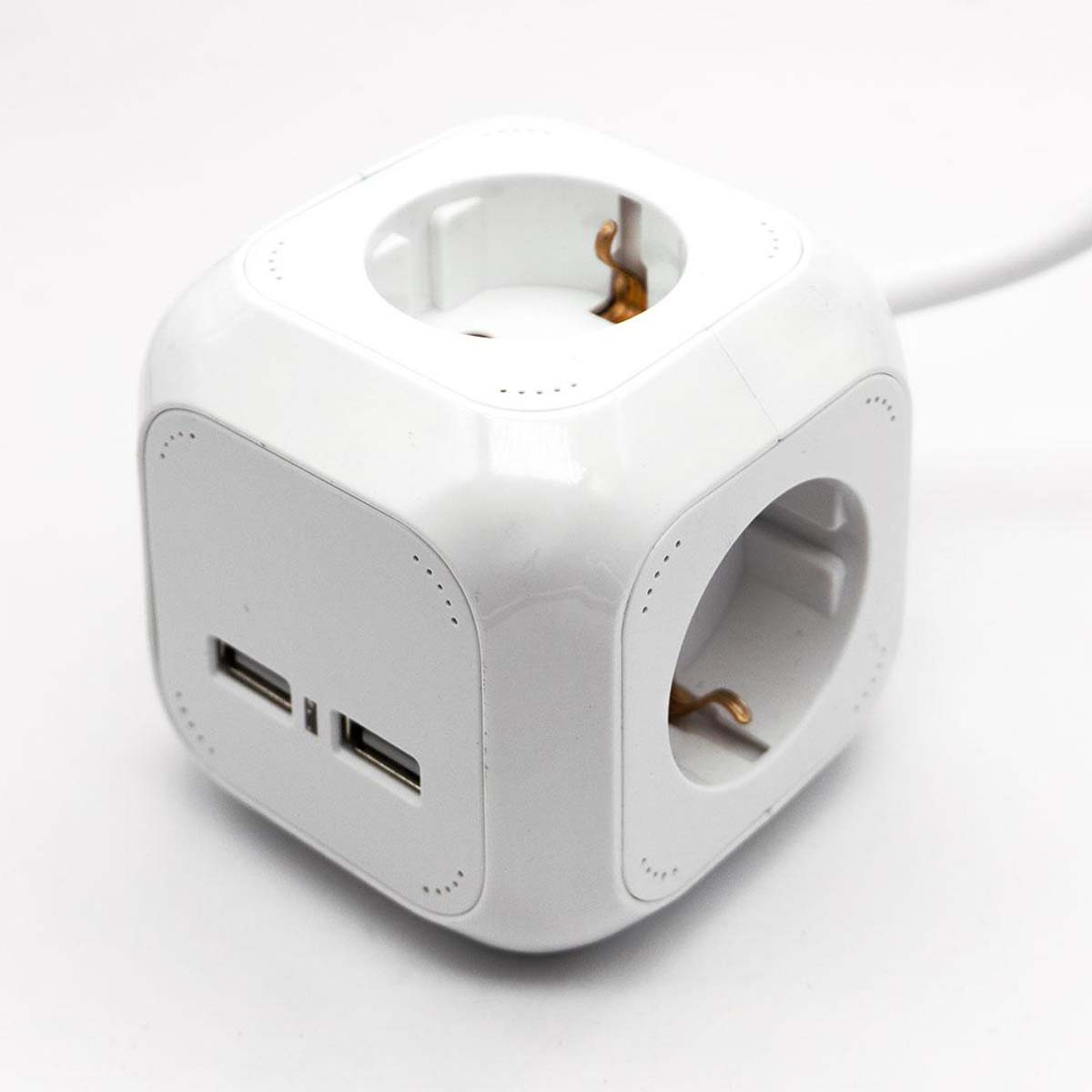 Biała listwa zasilająca w kształcie kostki z wieloma gniazdami i portami USB. Białe tło.