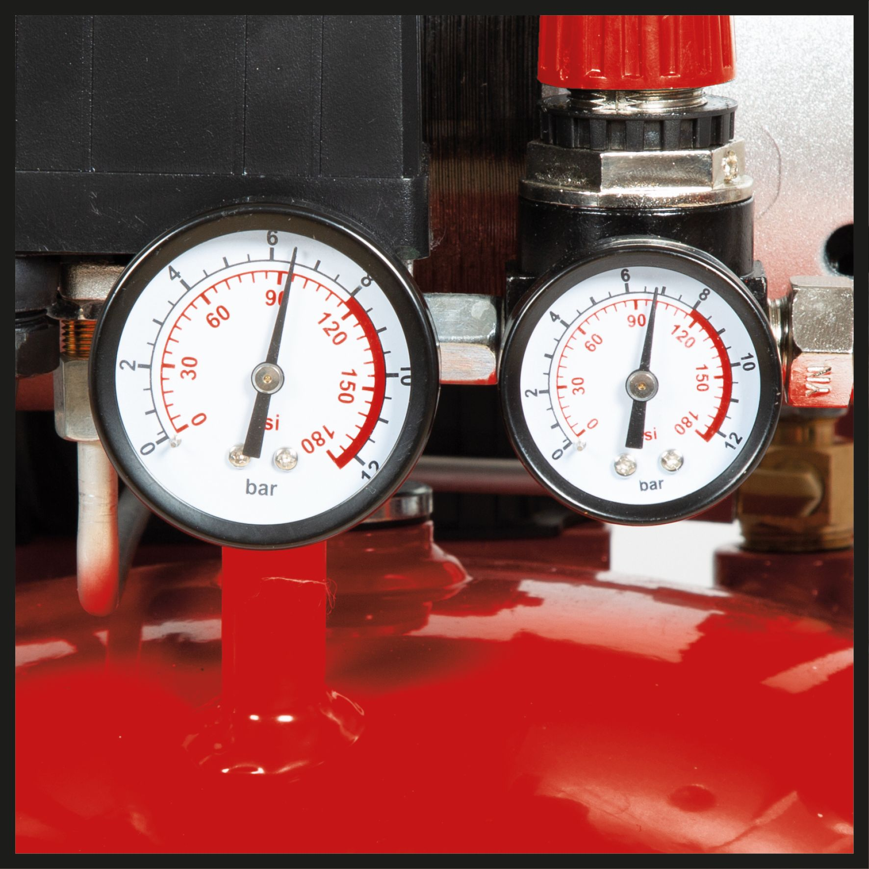 Zwei Manometer zeigen Messwerte, mit rotem Hintergrund.