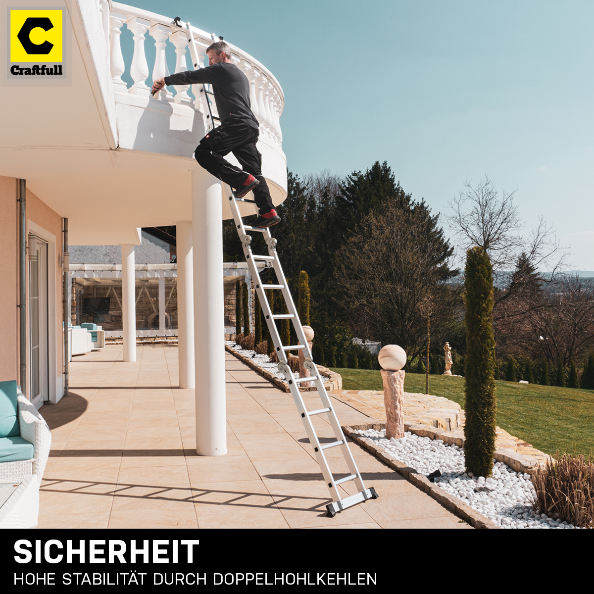 Ein Mann, der eine Leiter in der Nähe eines weißen Gebäudes hinaufsteigt. Text: 'SICHERHEIT'.