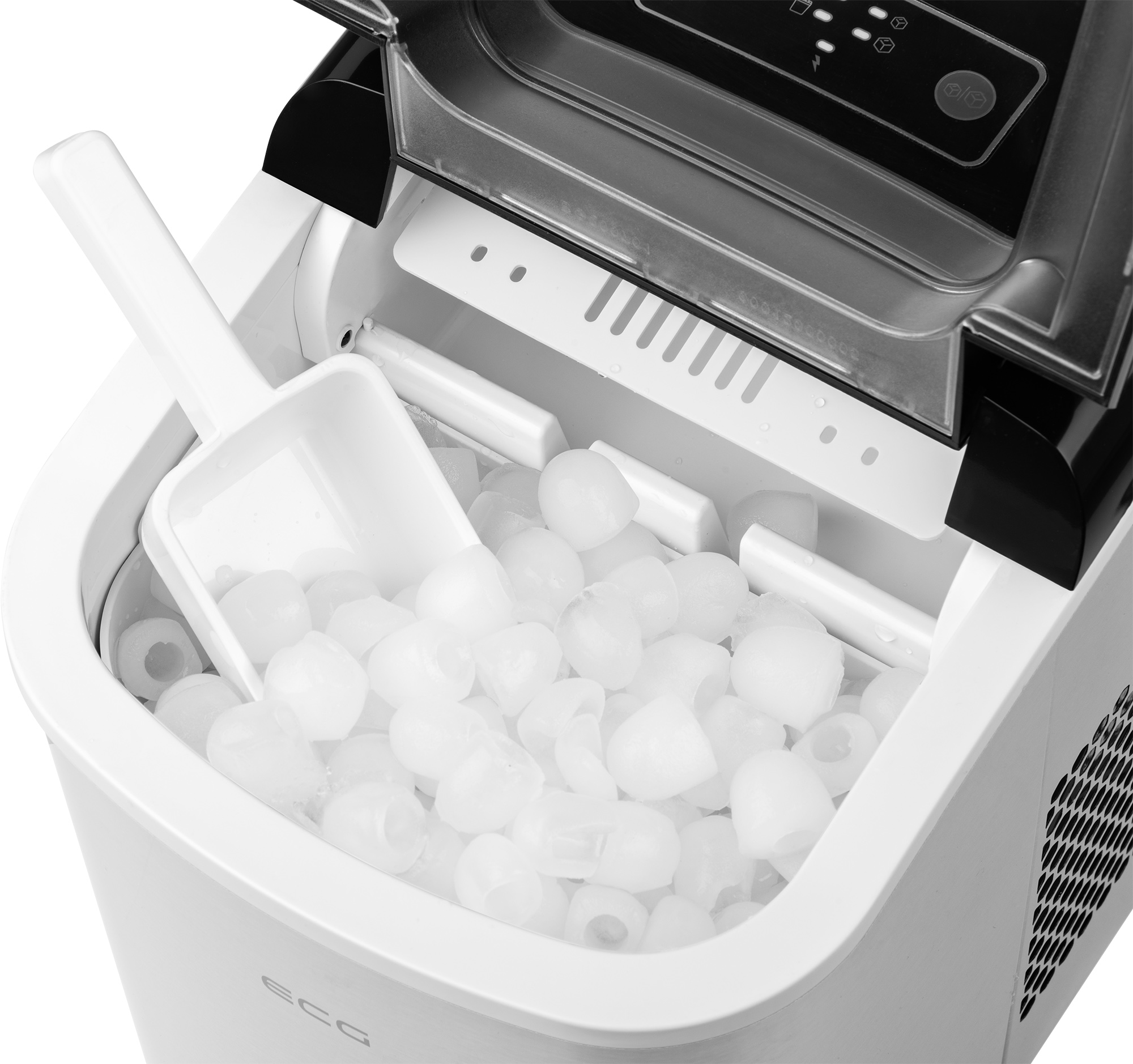 Maszyna do lodu wypełniona kostkami lodu i chochlą. Maszyna jest biało-czarna.