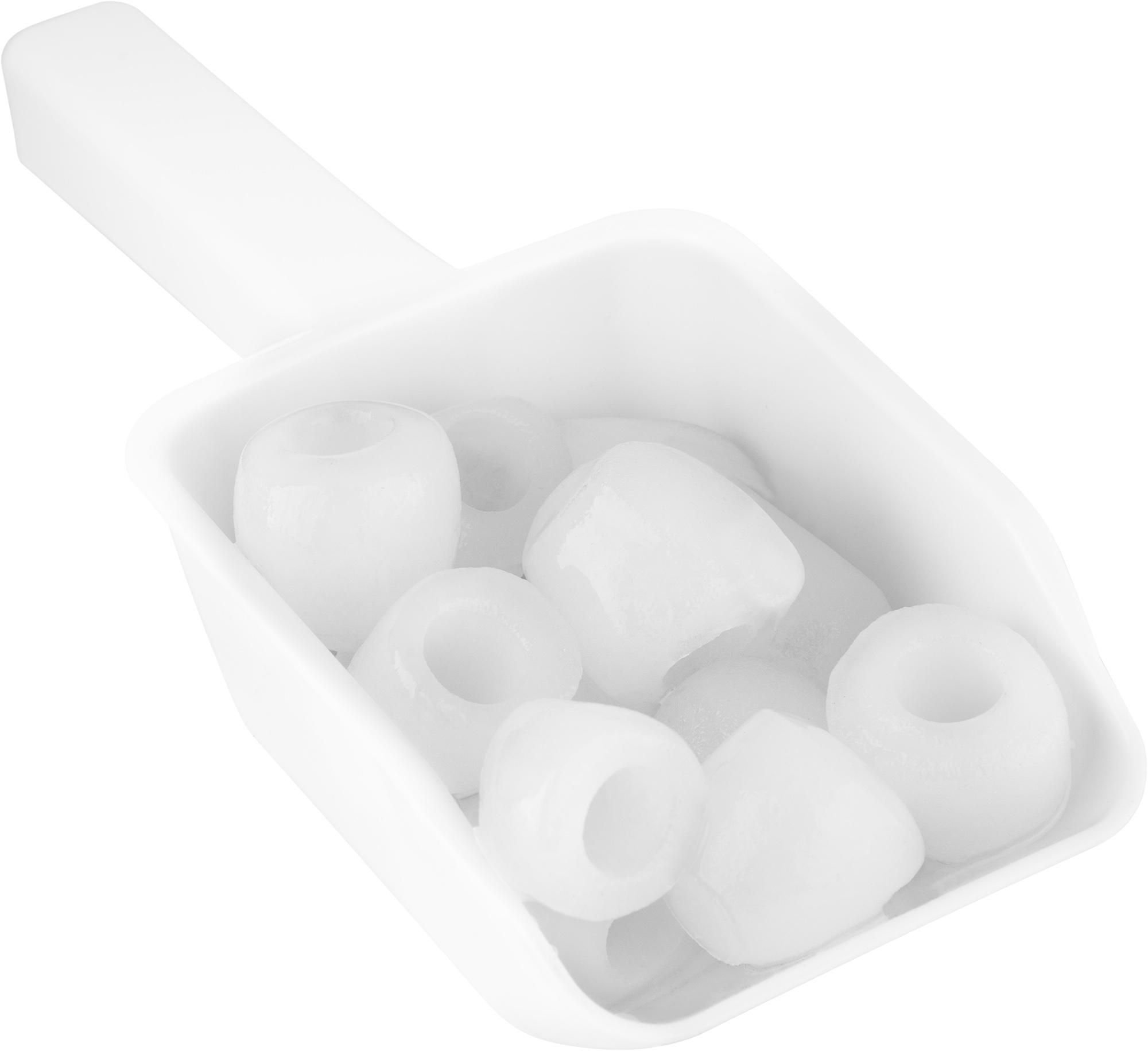 Weißer Eisschöpfer gefüllt mit runden, klaren Eisstücken auf weißem Hintergrund.
