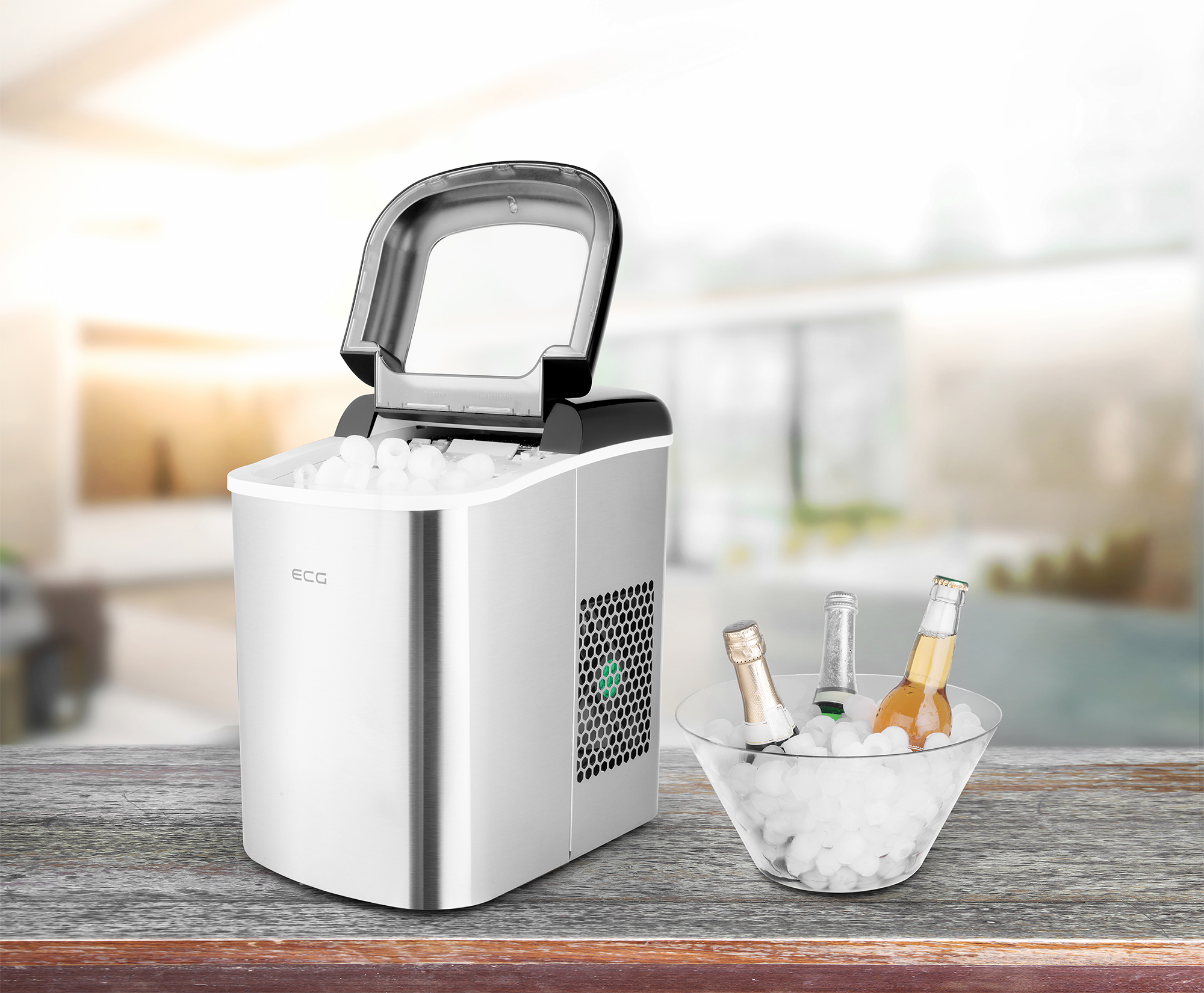 Kostkarka do lodu z lodem i butelkami w misce z lodem. Niewyraźne tło.