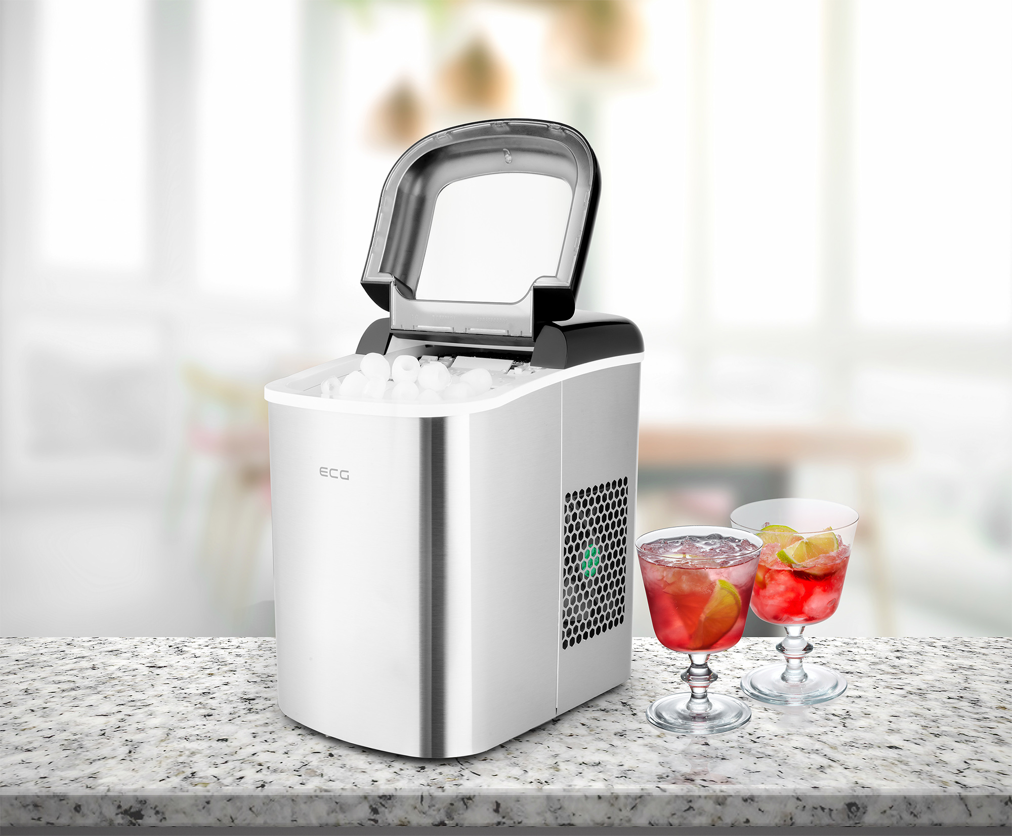 Srebrna kostkarka do lodu z lodem i dwoma kieliszkami koktajli na białej powierzchni.