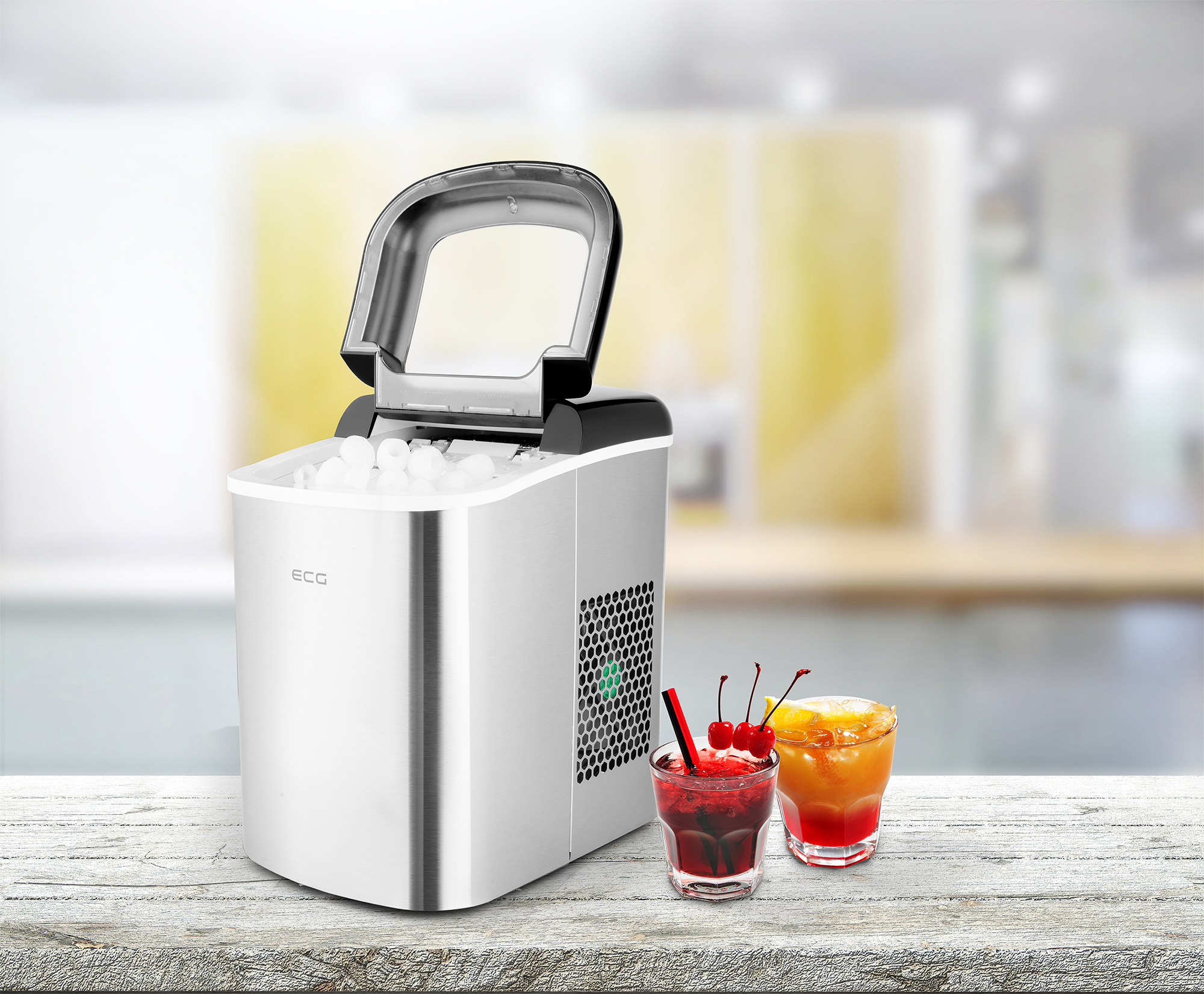 Kostkarka do lodu z lodem i dwoma koktajlami na drewnianym stole. Rozmyte tło kuchni.