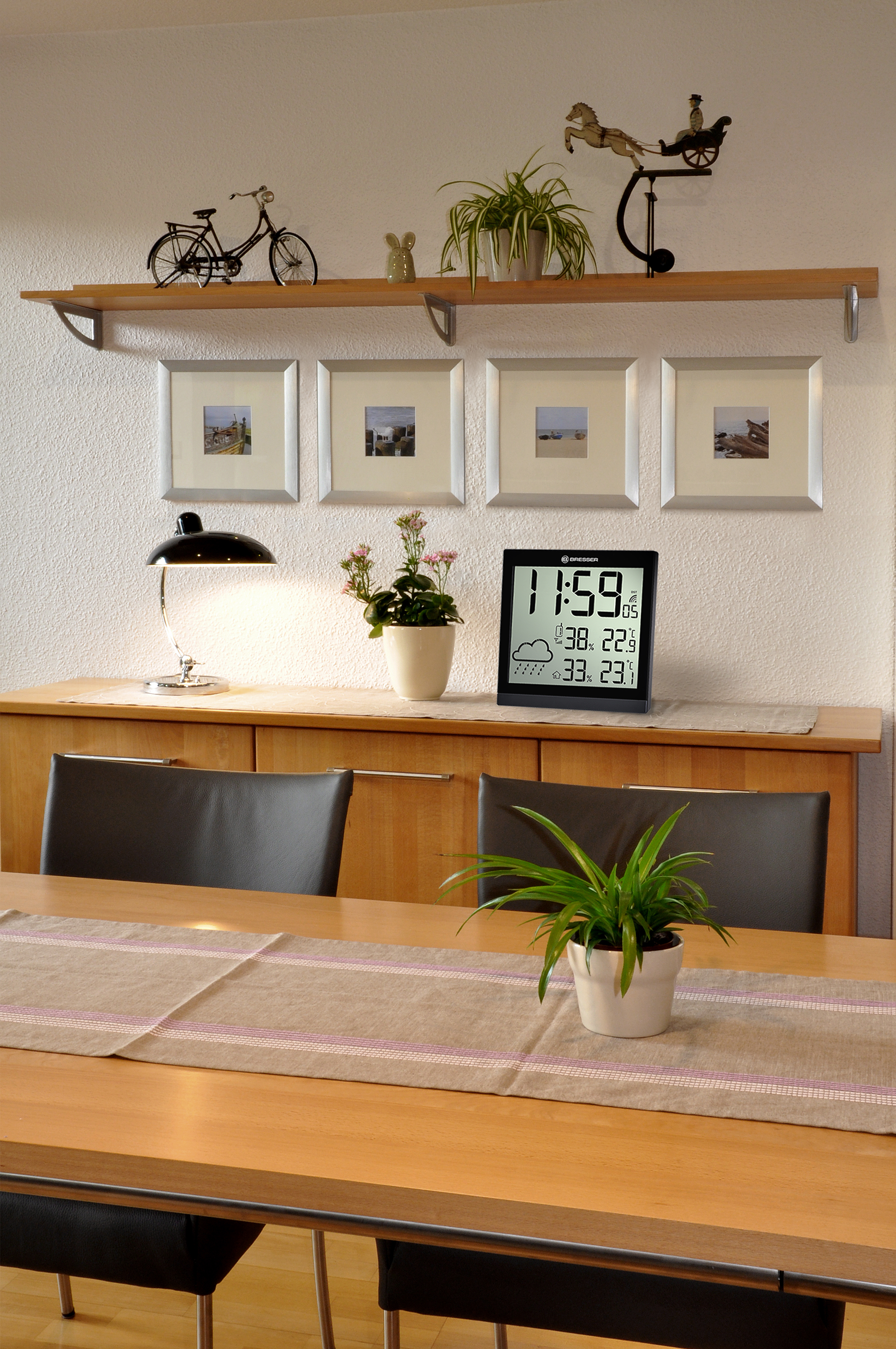 Interior de habitación con muebles de madera. Objetos en la estantería, una mesa, un reloj y fotos.