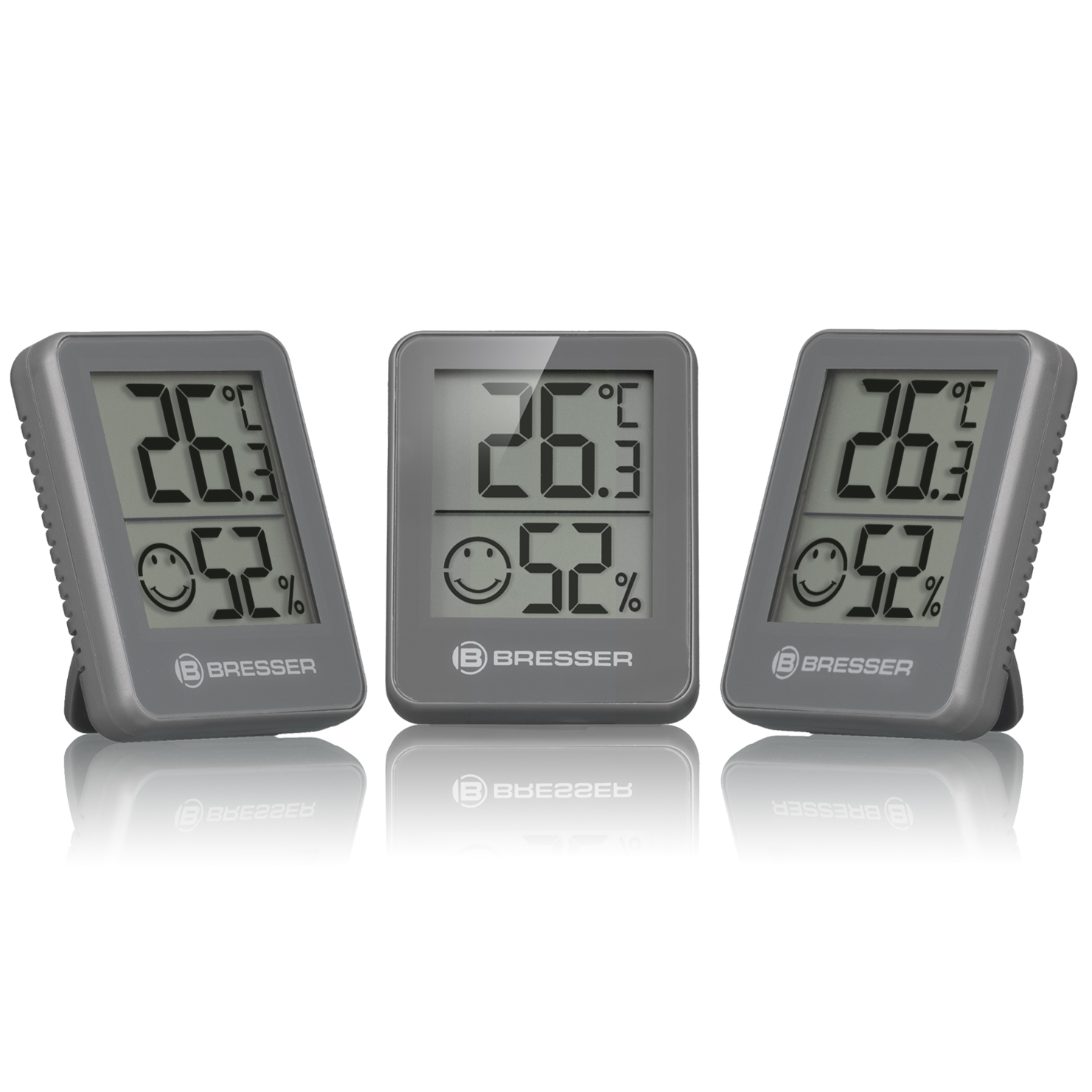 Drei digitale Thermometer, die Temperatur und Luftfeuchtigkeit anzeigen, grau, auf Weiß.