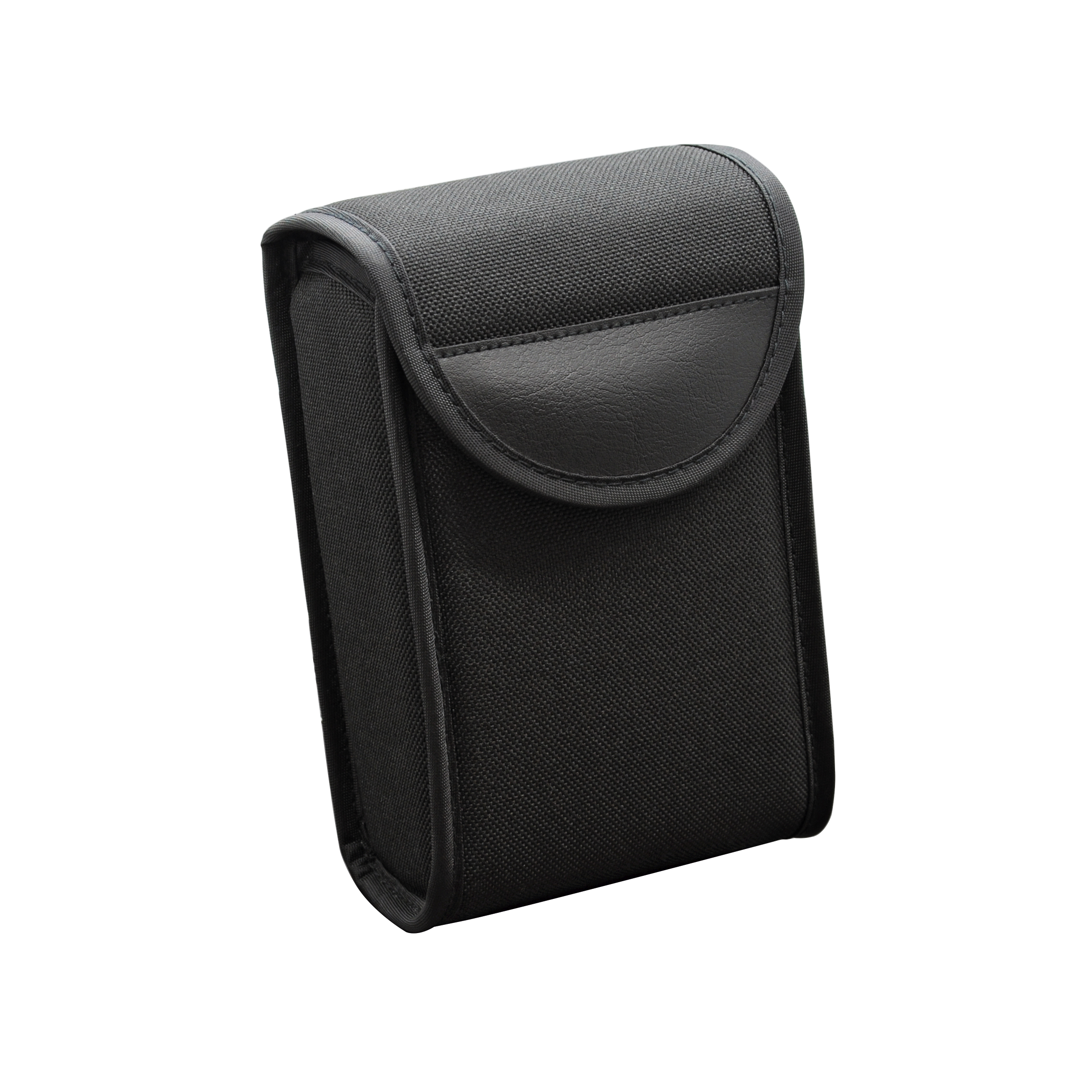 Funda rectangular negra con solapa. La funda es de material texturizado.